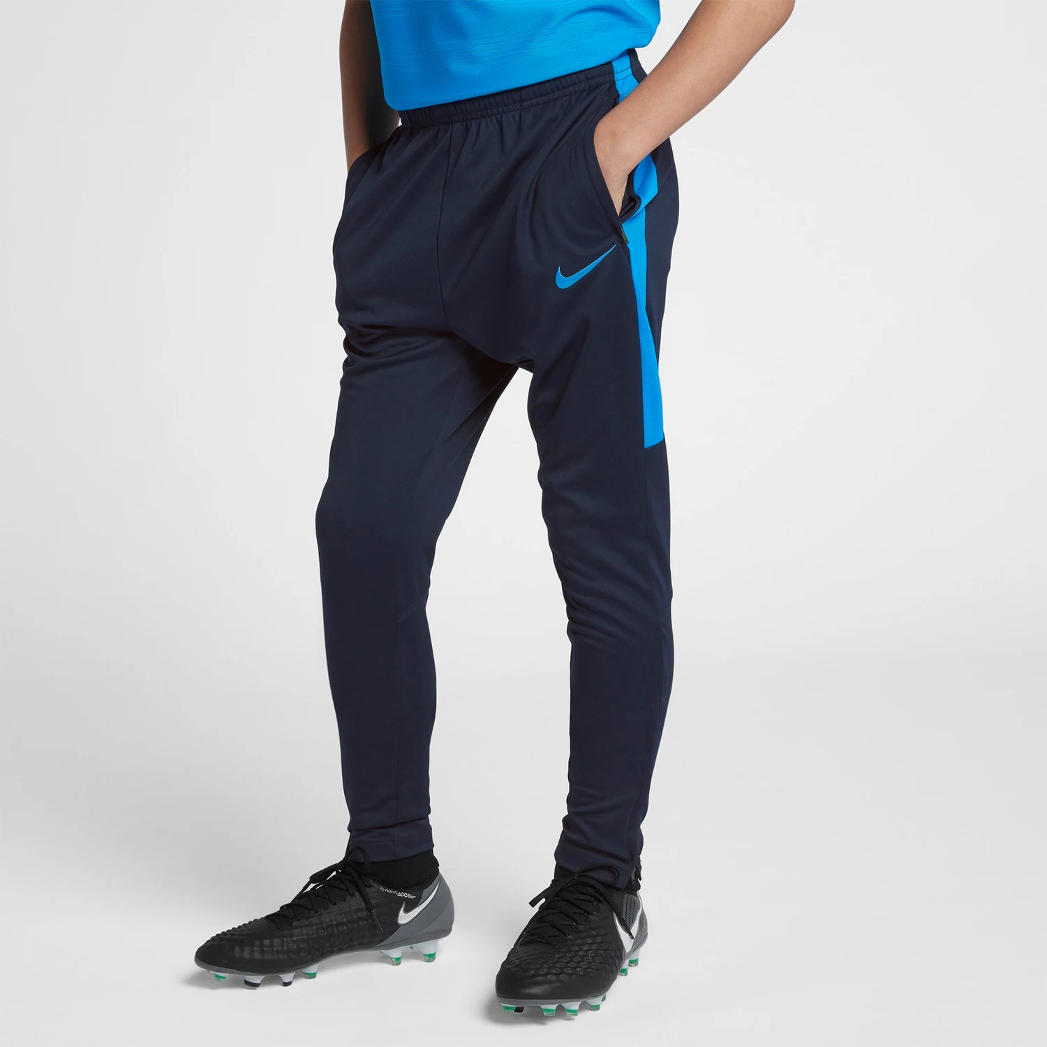 Оригинальные новые молодежные тренировочные брюки свободного кроя Nike 839365-458
Оригинальные новые молодежные тренировочные брюки свободного кроя Nike 839365-458
