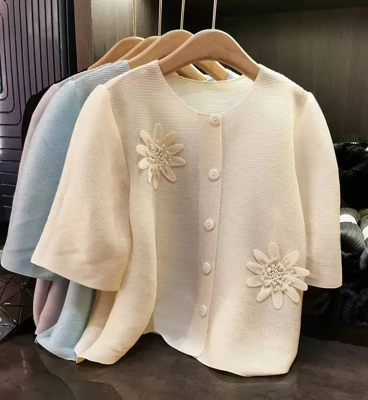 Fashion Beading High-end Embossed Pleated Short Sleeve Shirt 2025 New Chic Single-breasted O-neck Blouse Top 2F2D2
Fashion Beading High-end Embossed Pleated Short Sleeve Shirt 2025 New Chic Single-breasted O-neck Blouse Top 2F2D2