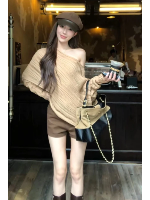 Асимметричный вязаный свитер на одно плечо для женщин, новинка ранней осени, корейский стиль, свободный крой, с длинными рукавами, повседневный топ
Асимметричный вязаный свитер на одно плечо для женщин, новинка ранней осени, корейский стиль, свободный крой, с длинными рукавами, повседневный топ
