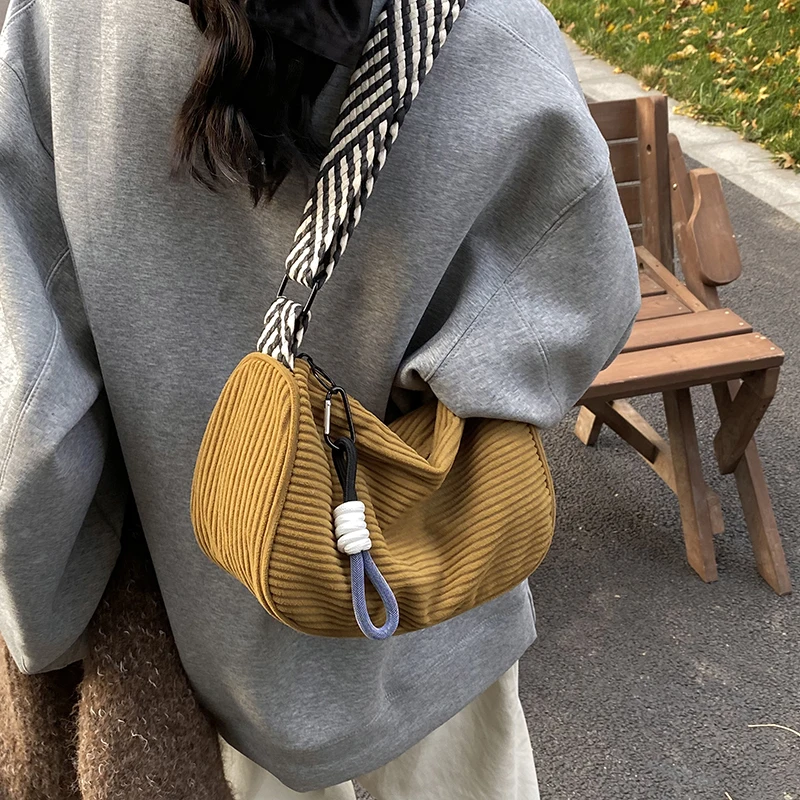 Simple Casual Versatile Women's Solid Color Corduroy Single Shoulder Crossbody Bag New Fashion Trendy Sports Storage Bags
Simple Casual Versatile Women's Solid Color Corduroy Single Shoulder Crossbody Bag New Fashion Trendy Sports Storage Bags