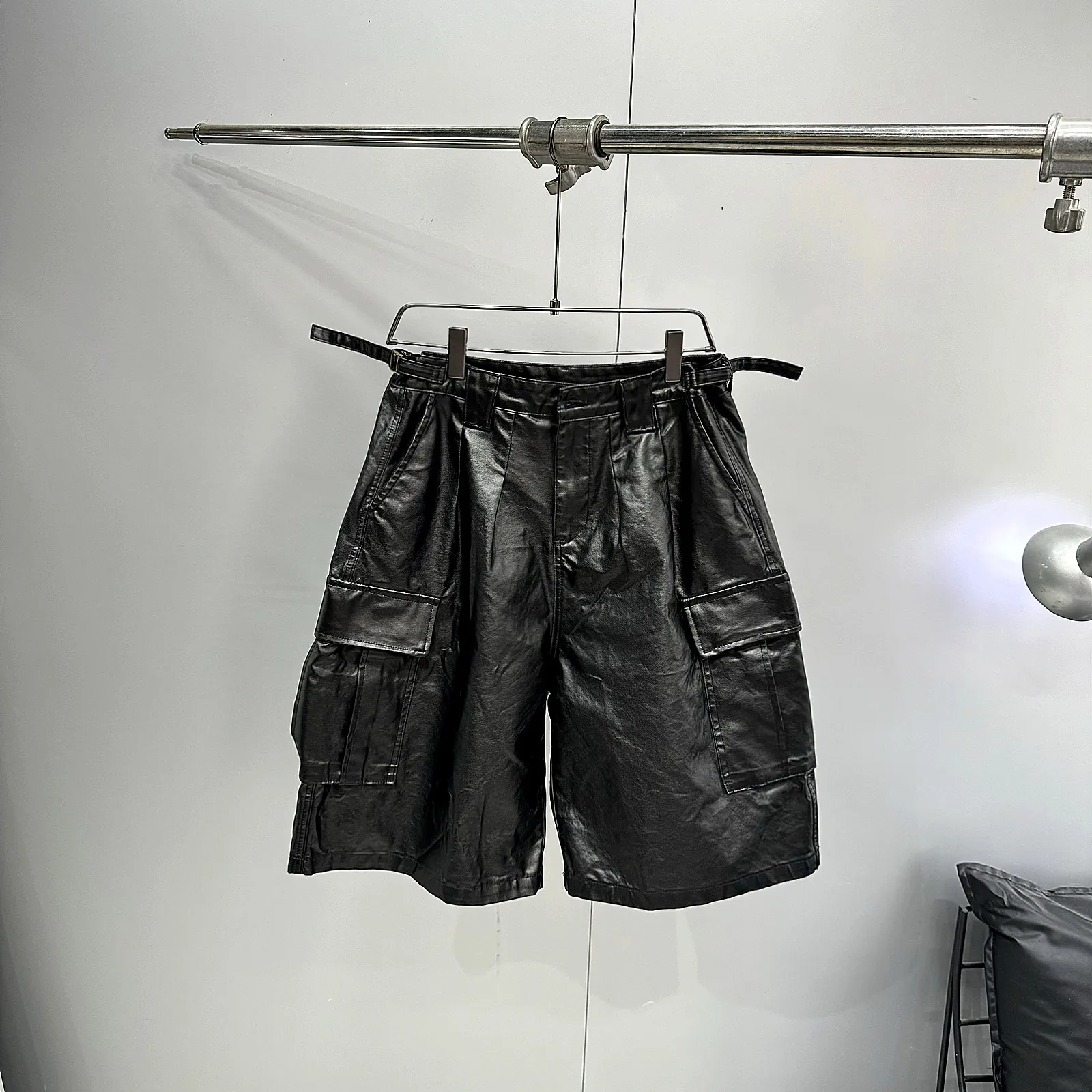 Multi Pockets Hip Hop Punk Cargo Shorts Man Vintage Casual Wide Leg Imitation Leather Baggy Shorts Streetwear
Multi Pockets Hip Hop Punk Cargo Shorts Man Vintage Casual Wide Leg Imitation Leather Baggy Shorts Streetwear