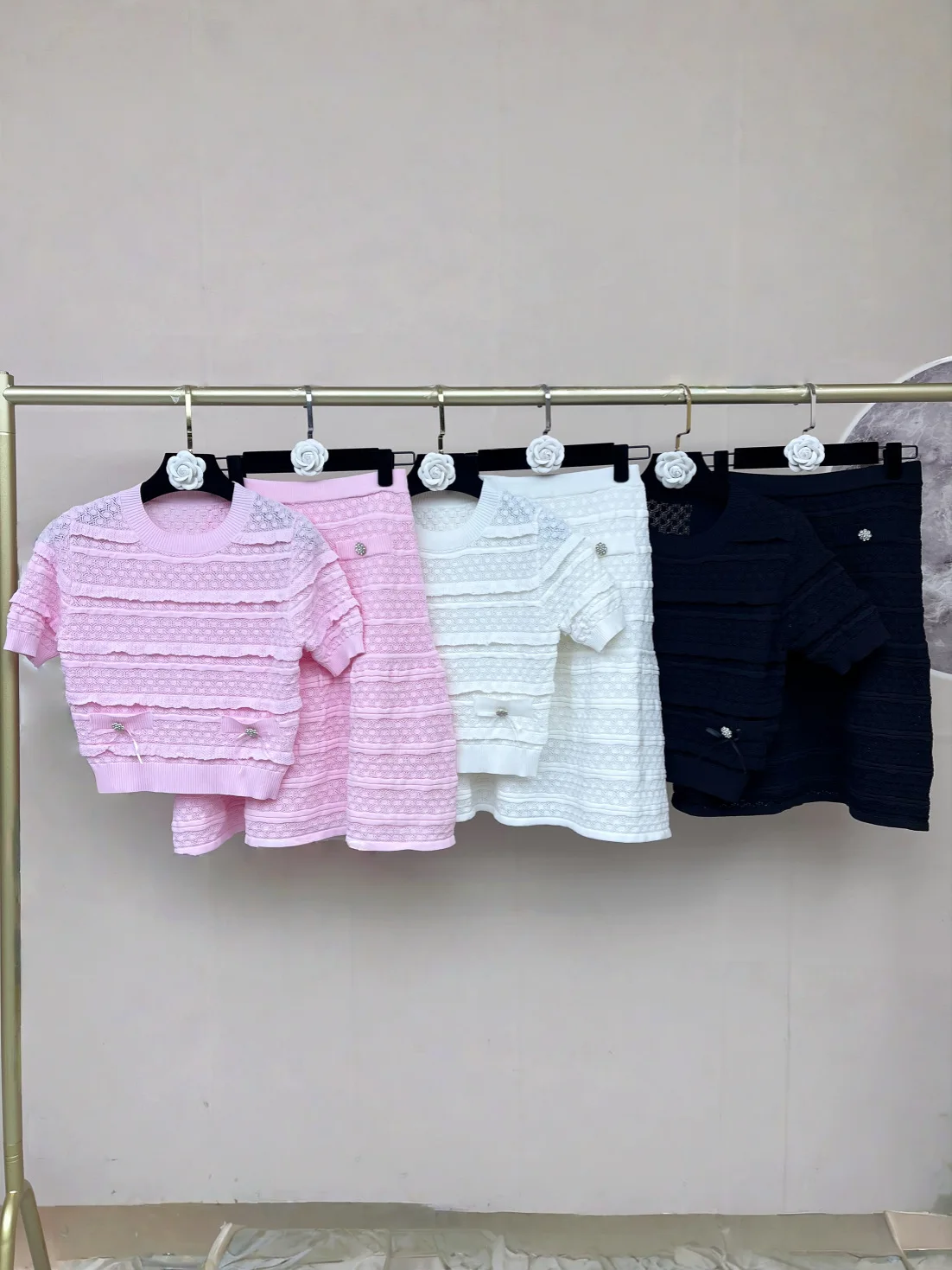 2026 Pink/Black/White Knitting Women's 2 Pieces Sets High End Buttons O Neck Short Sleeves Tops And Short Skirts 60901
2026 Pink/Black/White Knitting Women's 2 Pieces Sets High End Buttons O Neck Short Sleeves Tops And Short Skirts 60901