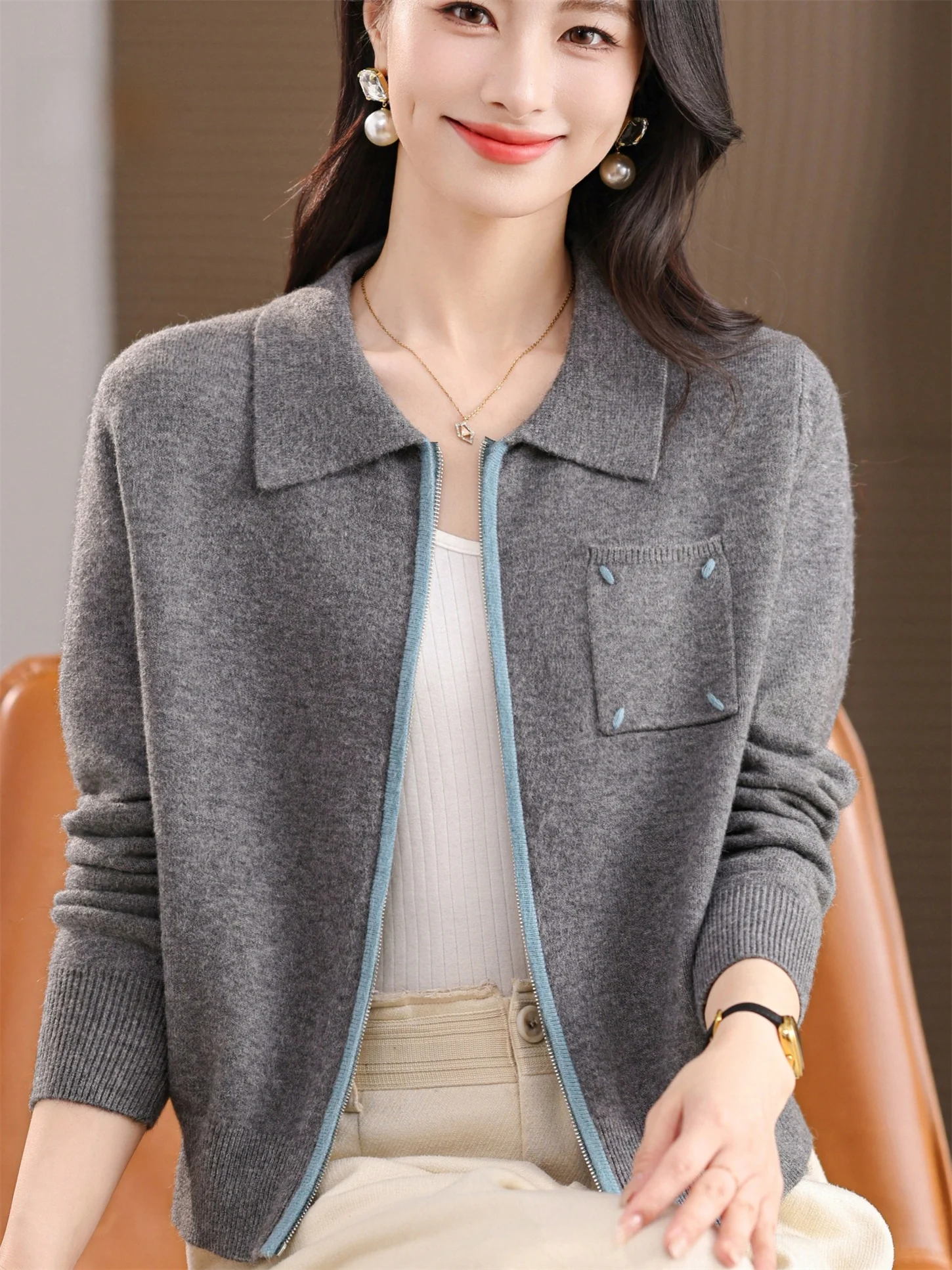 Новый вязаный открытый кардиган среднего года, свободный крой, базовый слой с откидным воротником, верхняя одежда для женщин среднего возраста, модный универсальный свитер...
Новый вязаный открытый кардиган среднего года, свободный крой, базовый слой с откидным воротником, верхняя одежда для женщин среднего возраста, модный универсальный свитер...