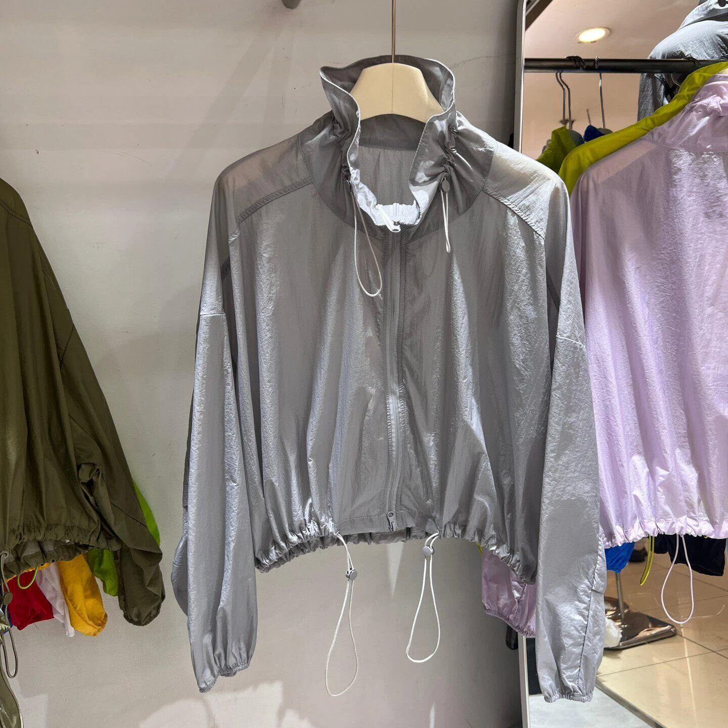 Fashionable Women's Summer Short Outerwear UV Protection Drawstring Stand Collar Slimming Stylish All-Match Sunscreen Coat
Fashionable Women's Summer Short Outerwear UV Protection Drawstring Stand Collar Slimming Stylish All-Match Sunscreen Coat