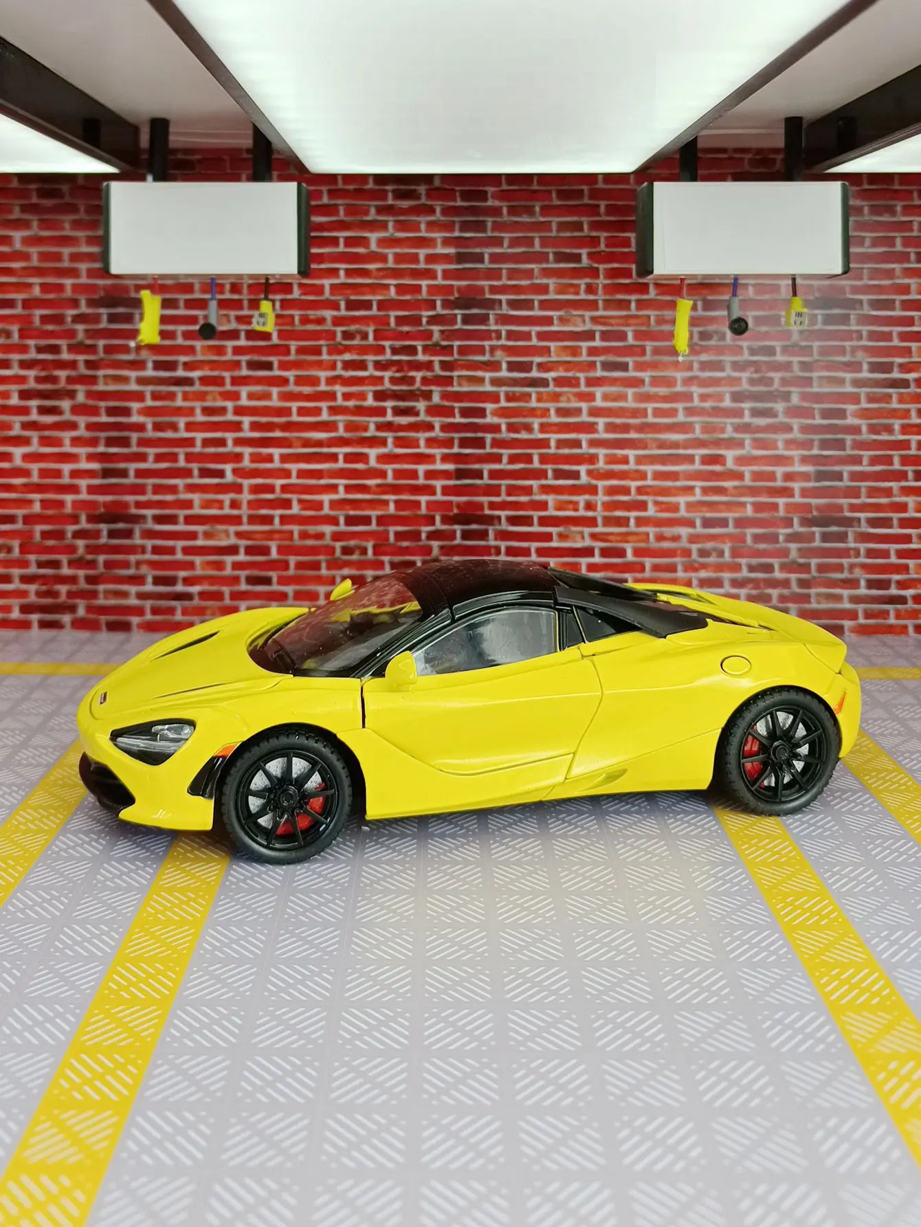 1:24 720S alloy convertible supercar model car ornaments collection pull back toys with rich details fine workmanship
1:24 720S alloy convertible supercar model car ornaments collection pull back toys with rich details fine workmanship