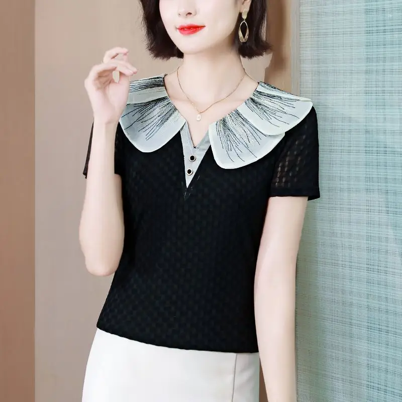 2023 New Summer Fashion Age Reducing Doll Neck Spliced Button Slim Fit Cover Hollow Short Sleeve Commuter Simple Casual T-shirt
2023 New Summer Fashion Age Reducing Doll Neck Spliced Button Slim Fit Cover Hollow Short Sleeve Commuter Simple Casual T-shirt