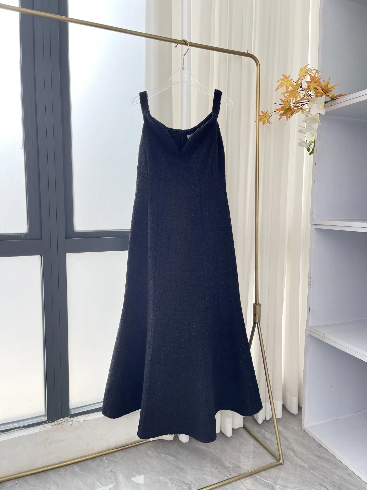 2025 Top Quality New Black Sleeveless Tweed Midi Dress for Women
2025 Top Quality New Black Sleeveless Tweed Midi Dress for Women