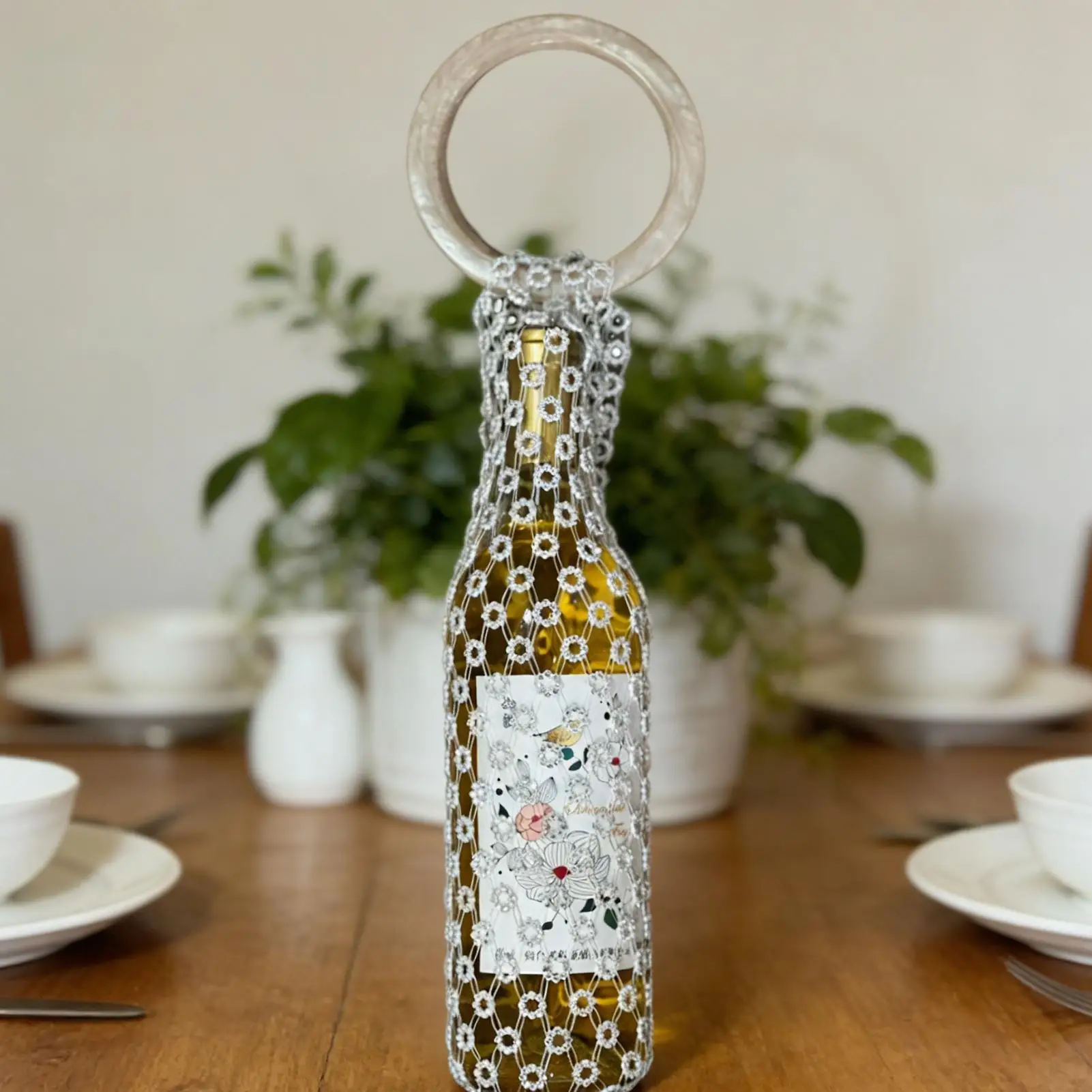 Элегантный портативный изоляционный мешок для бутылок вина для хранения вина, держатель для бутылки с водой с бриллиантами, многоразовые сумки для вина с ручкой из смолы
Элегантный портативный изоляционный мешок для бутылок вина для хранения вина, держатель для бутылки с водой с бриллиантами, многоразовые сумки для вина с ручкой из смолы