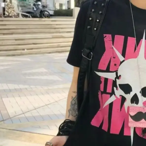 Onalippa 2026 Fashion Subculture Shoulder Short Sleeved Women Summer Punk Rock Print Slim Fit Black T-shirt Visual Top Y2k
Onalippa 2026 Fashion Subculture Shoulder Short Sleeved Women Summer Punk Rock Print Slim Fit Black T-shirt Visual Top Y2k
