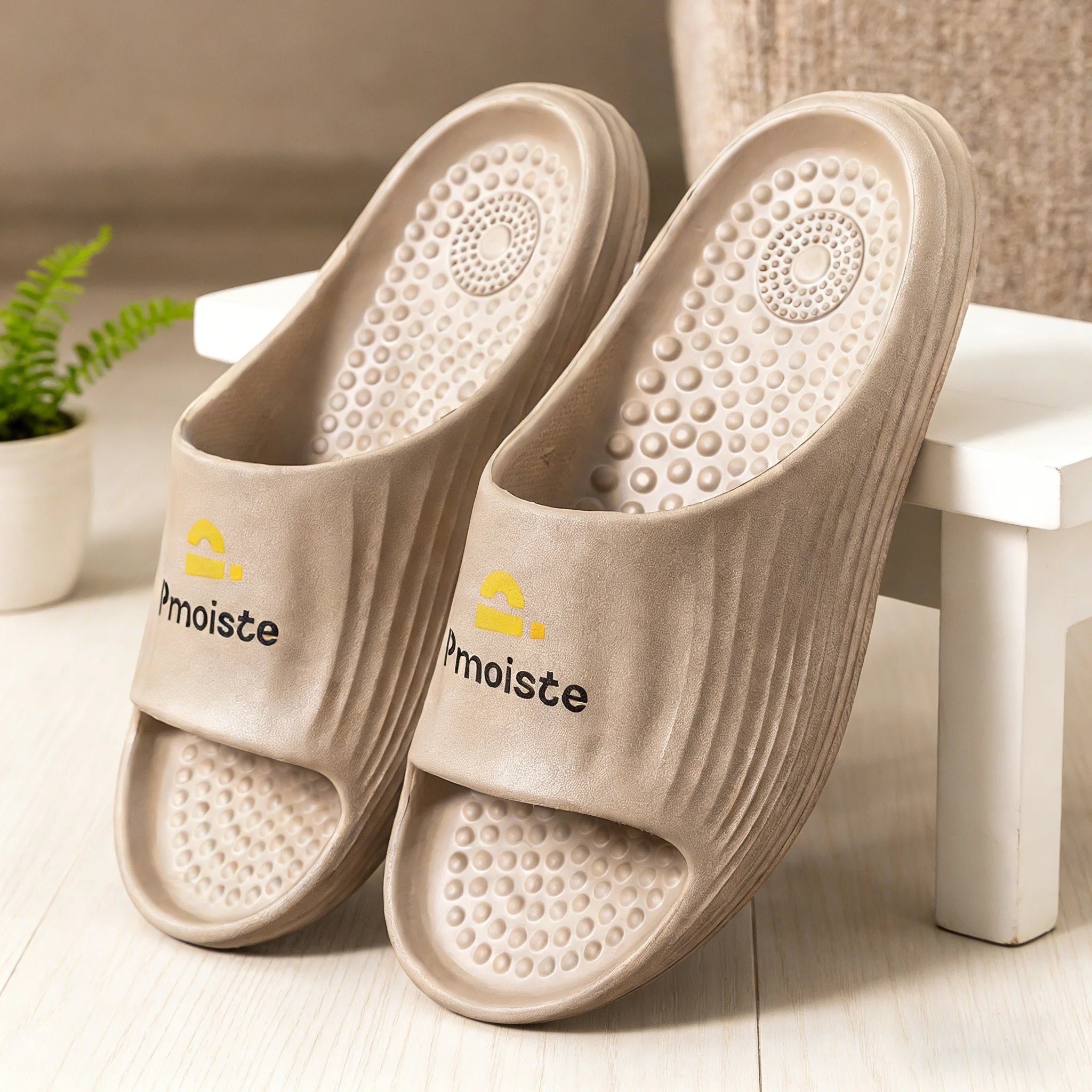 Женские летние тапочки из материала EVA, дышащие и быстросохнущие, с полосатым дизайном, удобная домашняя обувь.
Женские летние тапочки из материала EVA, дышащие и быстросохнущие, с полосатым дизайном, удобная домашняя обувь.