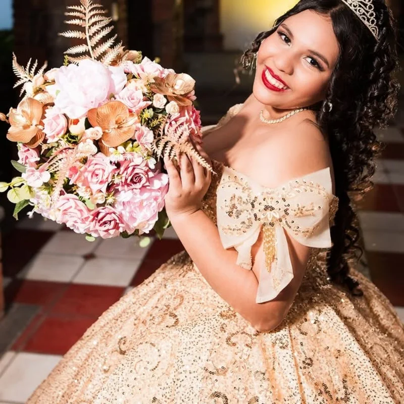 Customized Shiny champagne gold Quinceanera Dress Off Shoulder applique crystal Tull Bow vestidos de 15 Quinceanera
Customized Shiny champagne gold Quinceanera Dress Off Shoulder applique crystal Tull Bow vestidos de 15 Quinceanera