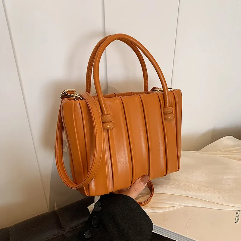 Новая женская сумка — модная универсальная, персонализированная плиссированная маленькая квадратная сумка, высококачественная текстура, изысканная дорожная сумка 
Новая женская сумка — модная универсальная, персонализированная плиссированная маленькая квадратная сумка, высококачественная текстура, изысканная дорожная сумка