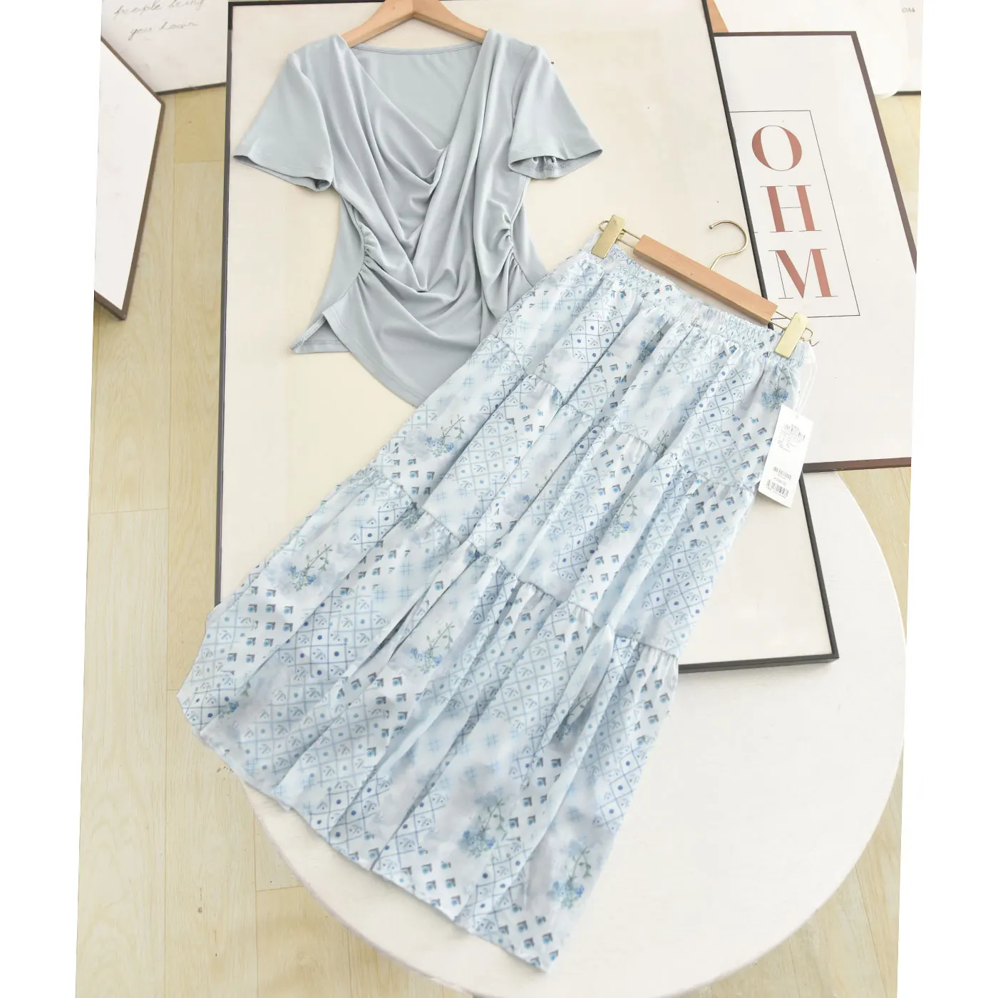 Slimming Effect T-Shirt And Chiffon Half-length Skirt Two-piece Set High-waisted Design Floral Pattern Short-sleeved Turn-dow...
Slimming Effect T-Shirt And Chiffon Half-length Skirt Two-piece Set High-waisted Design Floral Pattern Short-sleeved Turn-dow...