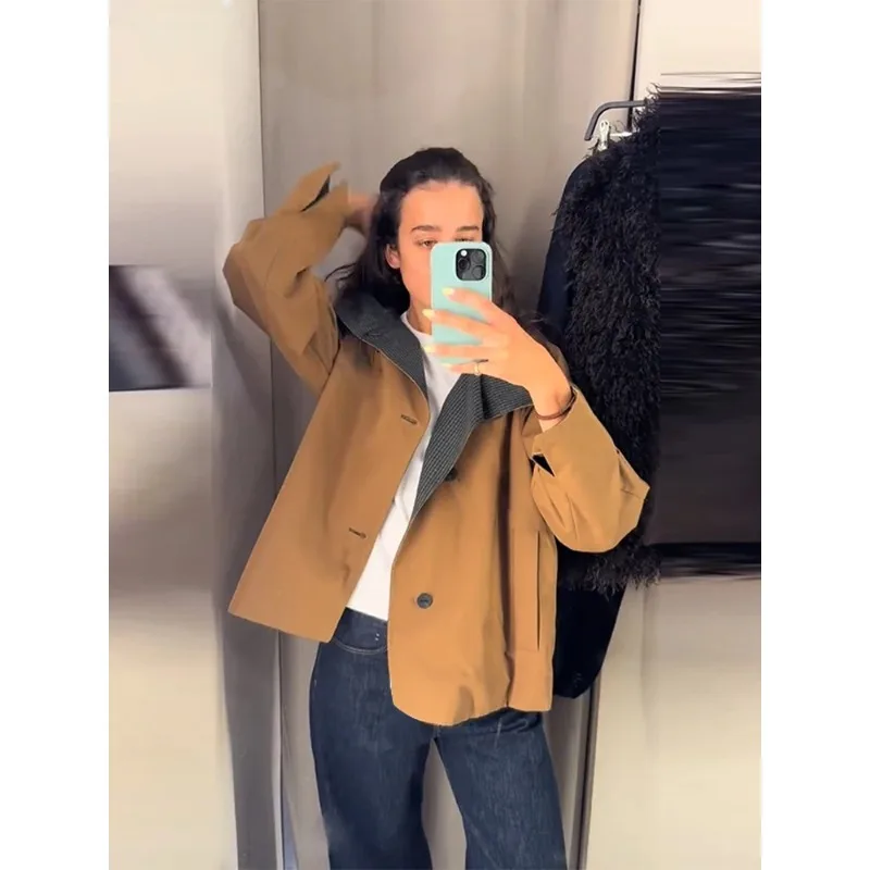 Double-sided cropped jacket with asymmetrical button-down collar
Double-sided cropped jacket with asymmetrical button-down collar