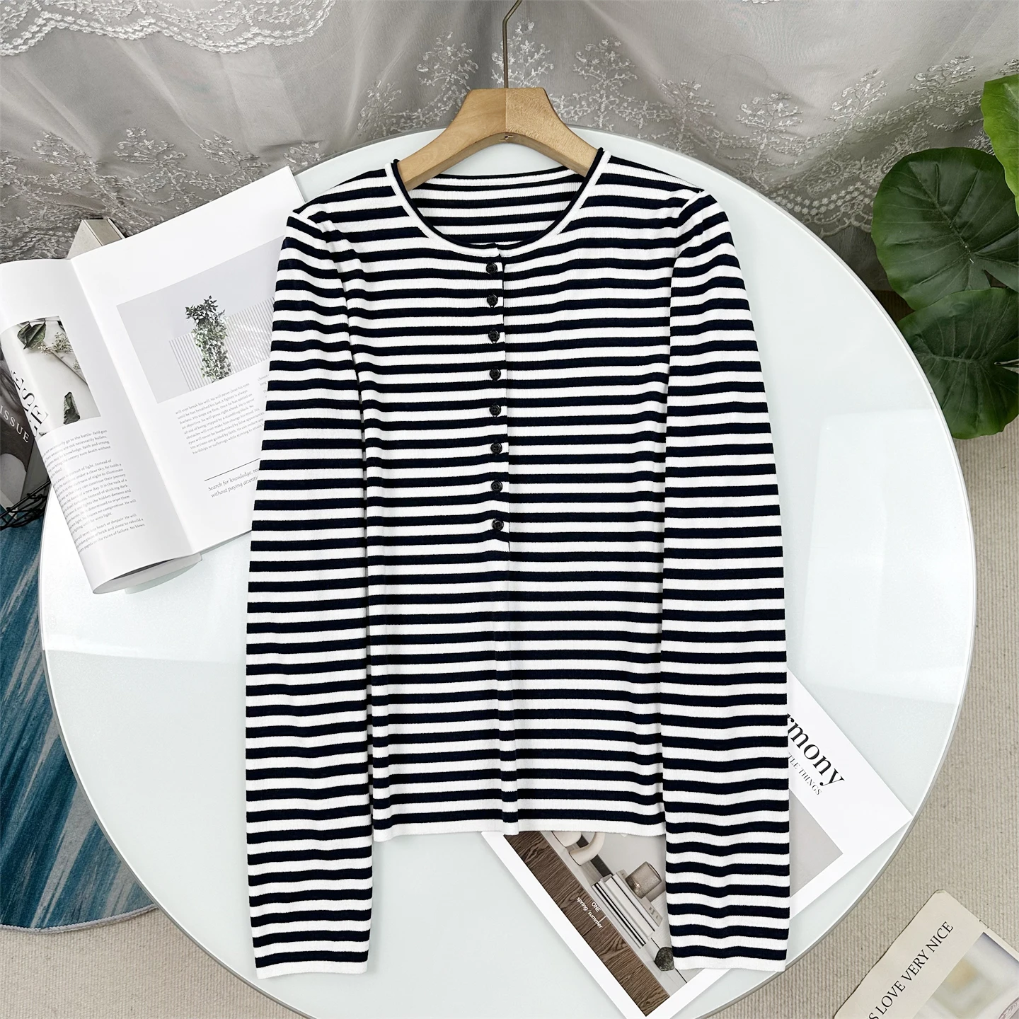 Minimalist Style Women's Knitted Sweater Stripe Pattern Slim Fit Half Open Front Long Sleeve Spring 2026 Fashion Trend
Minimalist Style Women's Knitted Sweater Stripe Pattern Slim Fit Half Open Front Long Sleeve Spring 2026 Fashion Trend