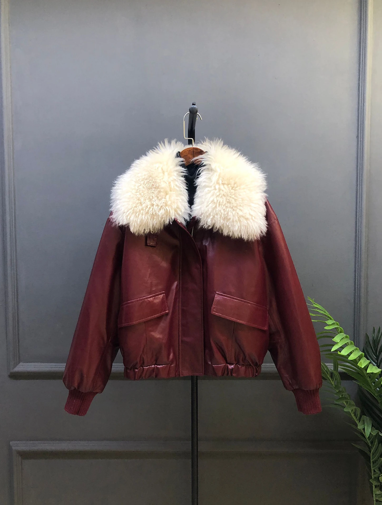 Real Leather ort down Jaet Women's Loose Fit Biker Sle eepskin Coat with Large Fur Collar Warm Fce Lined Outerwear
Real Leather ort down Jaet Women's Loose Fit Biker Sle eepskin Coat with Large Fur Collar Warm Fce Lined Outerwear