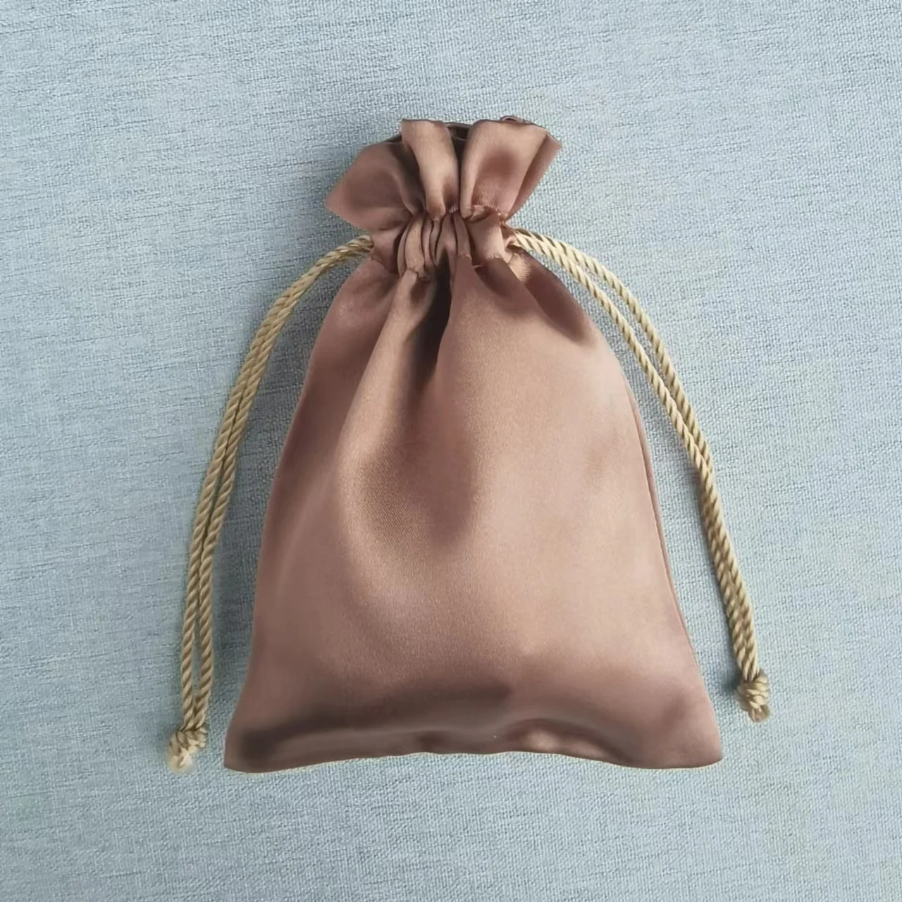 Luxury Satin Gift Bags Packaging Hair Jewelry Cosmetic Beauty Case Shoe Wig Silk Drawstring Pouch Storage Bag Print Logo 50pcs
Luxury Satin Gift Bags Packaging Hair Jewelry Cosmetic Beauty Case Shoe Wig Silk Drawstring Pouch Storage Bag Print Logo 50pcs