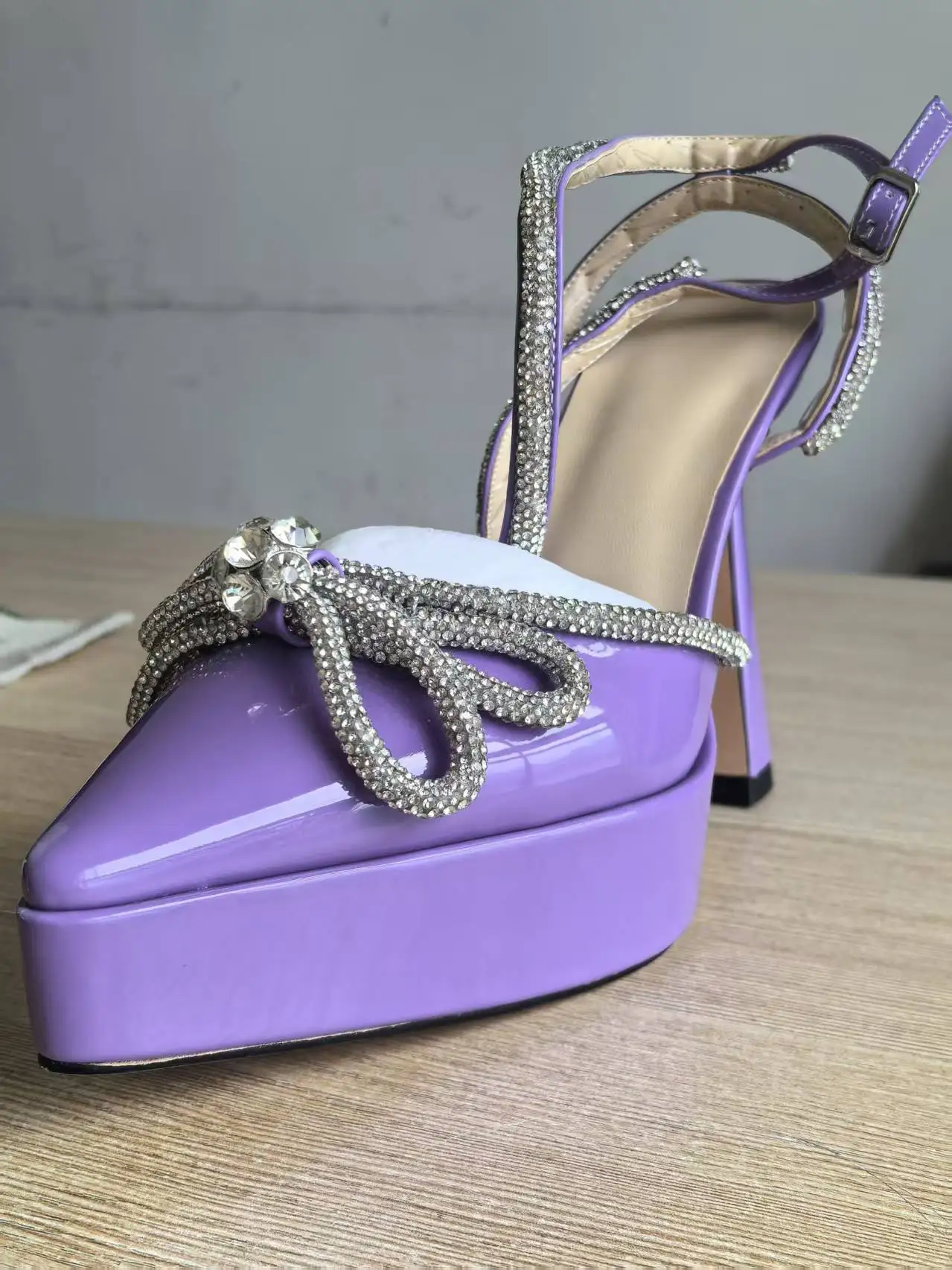 Diamond Pointy Patent Leather Sandals Catwalk 14 Cm High-heeled Rhinestone Sandals New Sexy Satin Wedding Summer Shoes 35-43
Diamond Pointy Patent Leather Sandals Catwalk 14 Cm High-heeled Rhinestone Sandals New Sexy Satin Wedding Summer Shoes 35-43