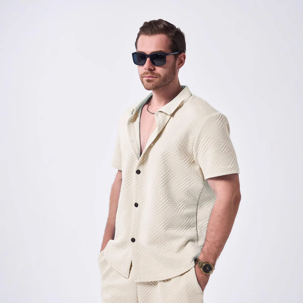 New men's summer casual and trendy solid-color jacquard lapel cardigan with buckle-shaped outdoor short-sleeved sports shirt top
New men's summer casual and trendy solid-color jacquard lapel cardigan with buckle-shaped outdoor short-sleeved sports shirt top
