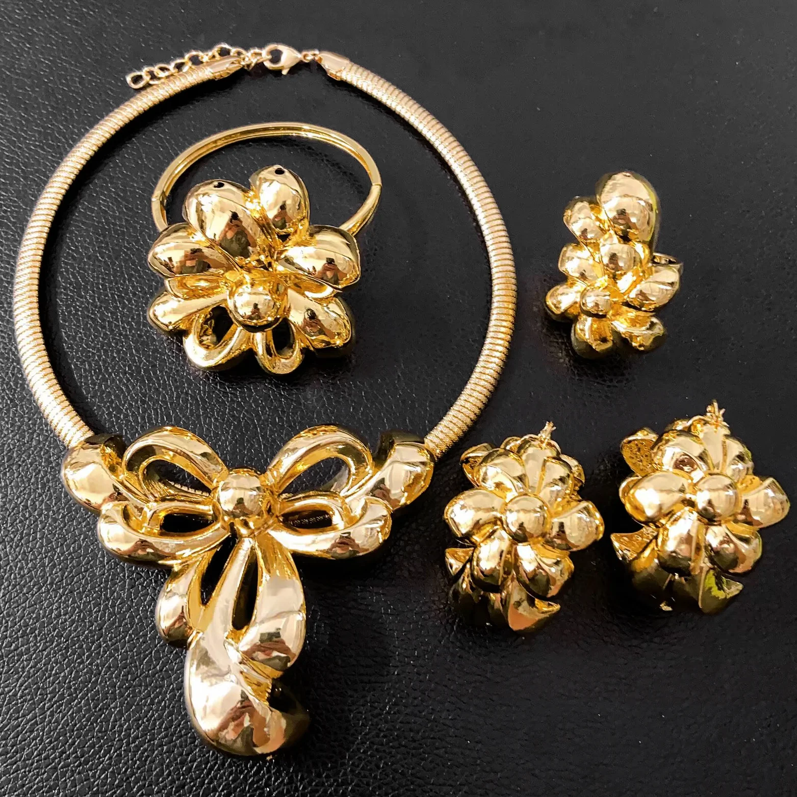 Yulaili sells the latest brass jewelry set Gold plated chain earrings Nigerian party wedding anniversary high quality jewelry
Yulaili sells the latest brass jewelry set Gold plated chain earrings Nigerian party wedding anniversary high quality jewelry