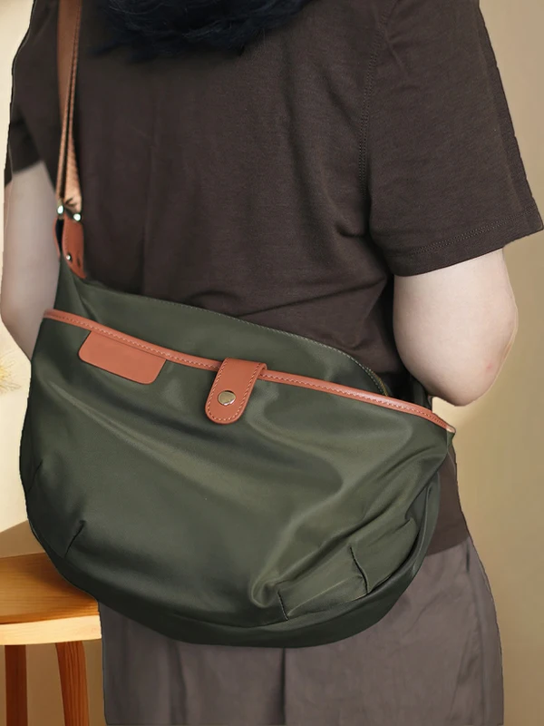 New 2025 Women's Nylon Leather Casual Oxford Bag Versatile Crossbody Shoulder Bag Waterproof Outdoor Leisure Handbag
New 2025 Women's Nylon Leather Casual Oxford Bag Versatile Crossbody Shoulder Bag Waterproof Outdoor Leisure Handbag