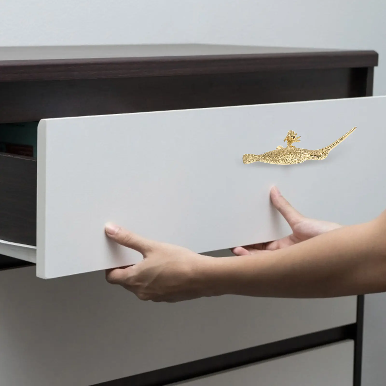 Элегантные латунные ручки-пуговицы в форме птицы для ящиков, шкафов, комодов, гардеробов. Простая установка, сменная фурнитура, декоративные ручки для интерьера.
Элегантные латунные ручки-пуговицы в форме птицы для ящиков, шкафов, комодов, гардеробов. Простая установка, сменная фурнитура, декоративные ручки для интерьера.