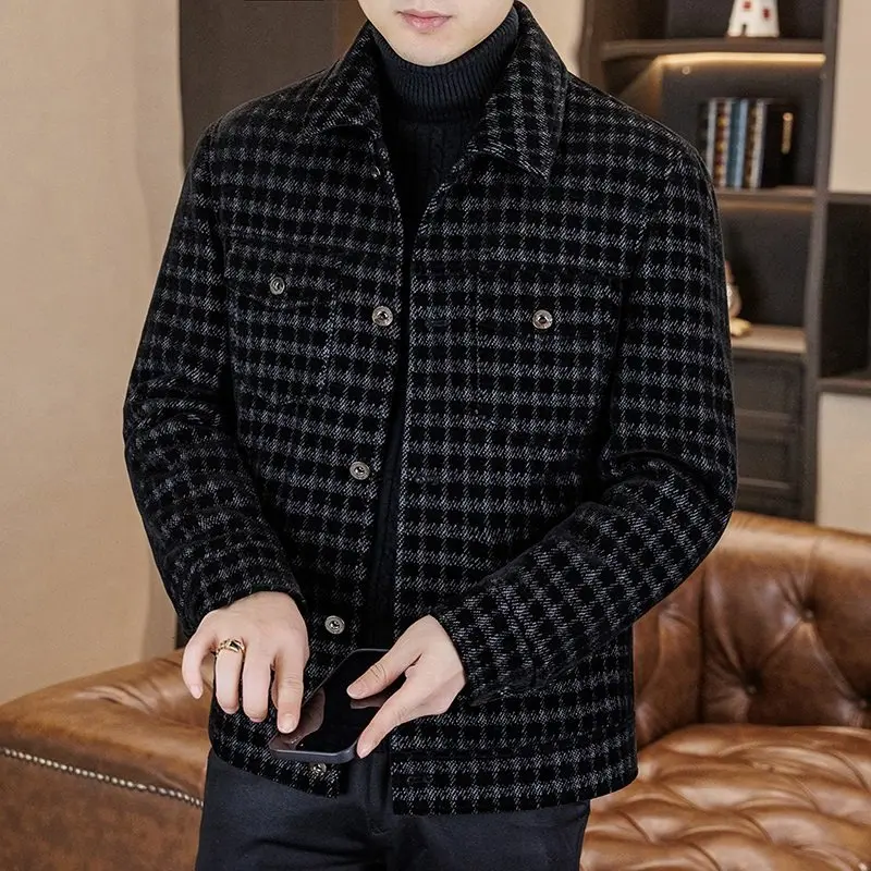 Утепленное хлопковое зимнее шерстяное пальто для мужчин, рабочая одежда, модное корейское пальто в клетку, теплый молодежный топ на одной пуговице
Утепленное хлопковое зимнее шерстяное пальто для мужчин, рабочая одежда, модное корейское пальто в клетку, теплый молодежный топ на одной пуговице