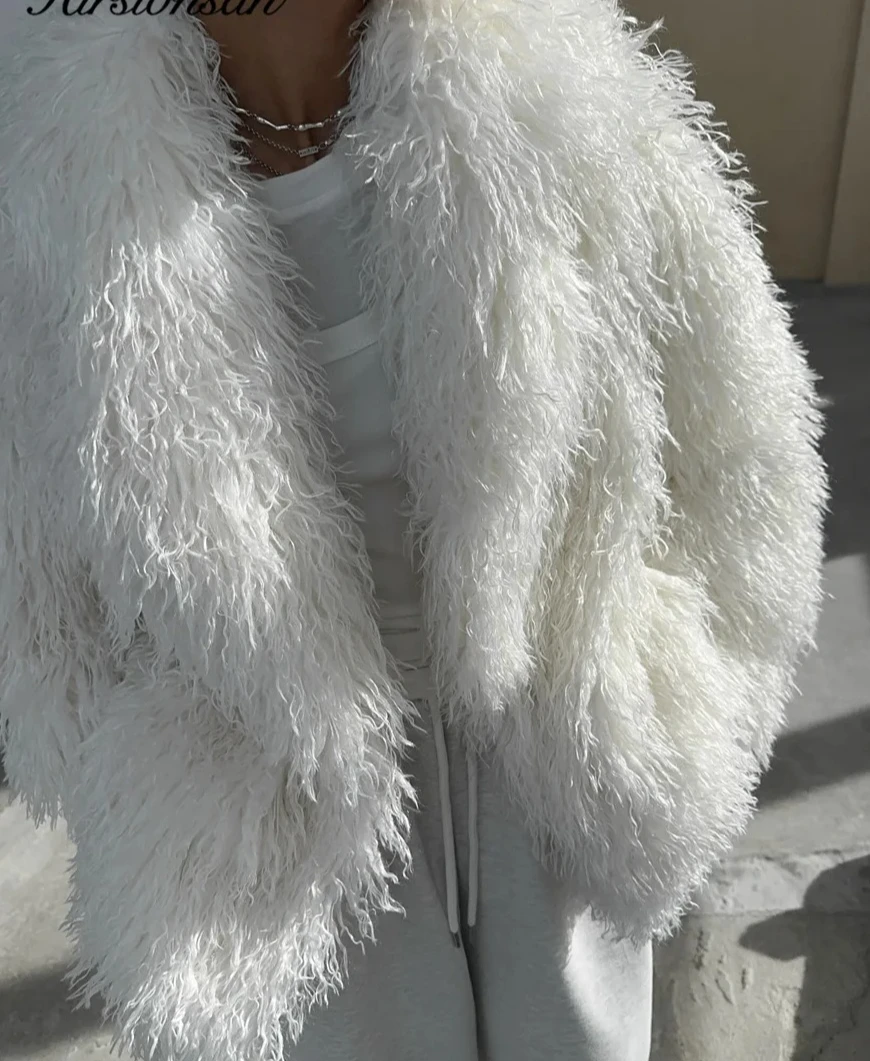 Winter Faux Leather Fur Coat for Women Loose Thick Plush Trench Coat Soft Warm Jacket Outdoor Fashion Parka
Winter Faux Leather Fur Coat for Women Loose Thick Plush Trench Coat Soft Warm Jacket Outdoor Fashion Parka