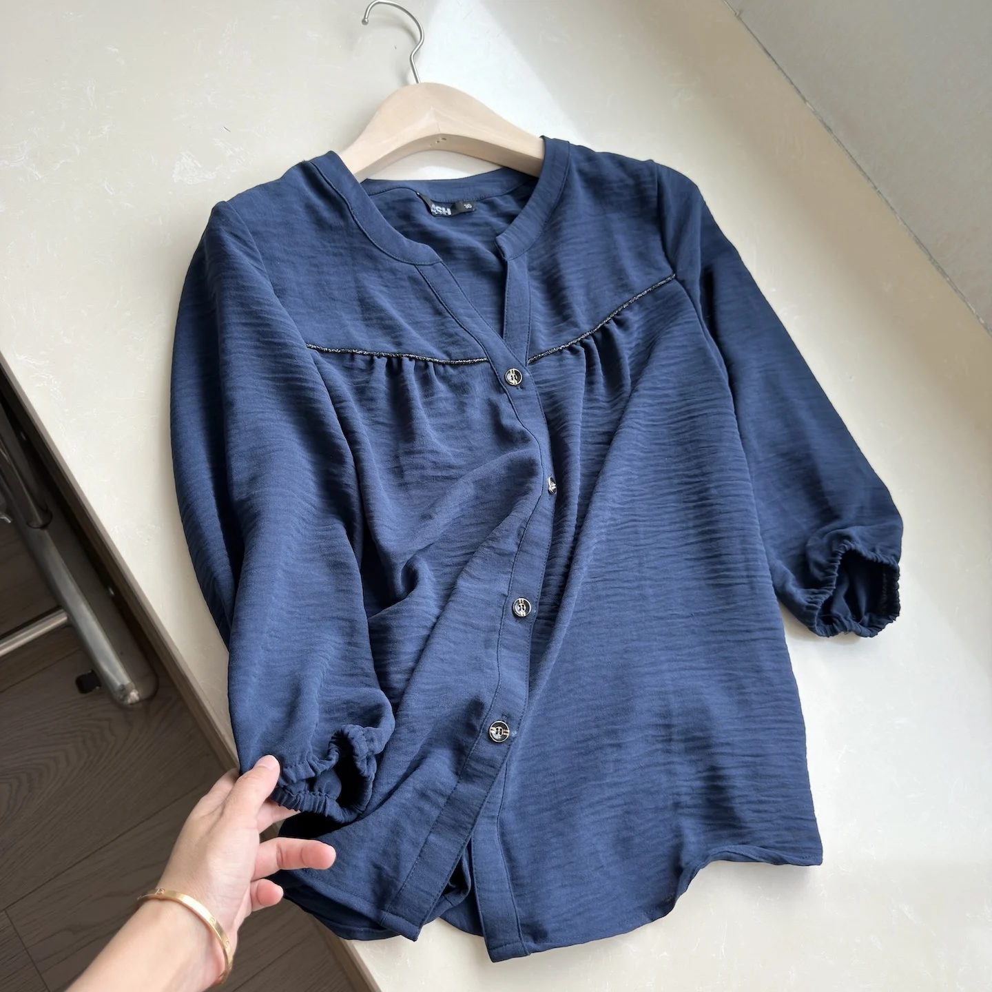 Women's V-neck Casual Shirt 2025 Summer Thin Single-breasted Loose Coats Top Retro Loose Versatile Sunscreen Shirts
Women's V-neck Casual Shirt 2025 Summer Thin Single-breasted Loose Coats Top Retro Loose Versatile Sunscreen Shirts