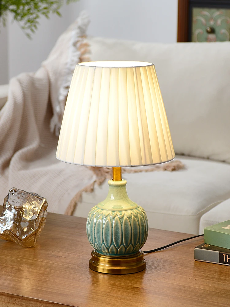 American desk Master bedroom bedside table lamp Creative simplicity Modern high-end warm living room Ceramic fabric desk lamp
American desk Master bedroom bedside table lamp Creative simplicity Modern high-end warm living room Ceramic fabric desk lamp