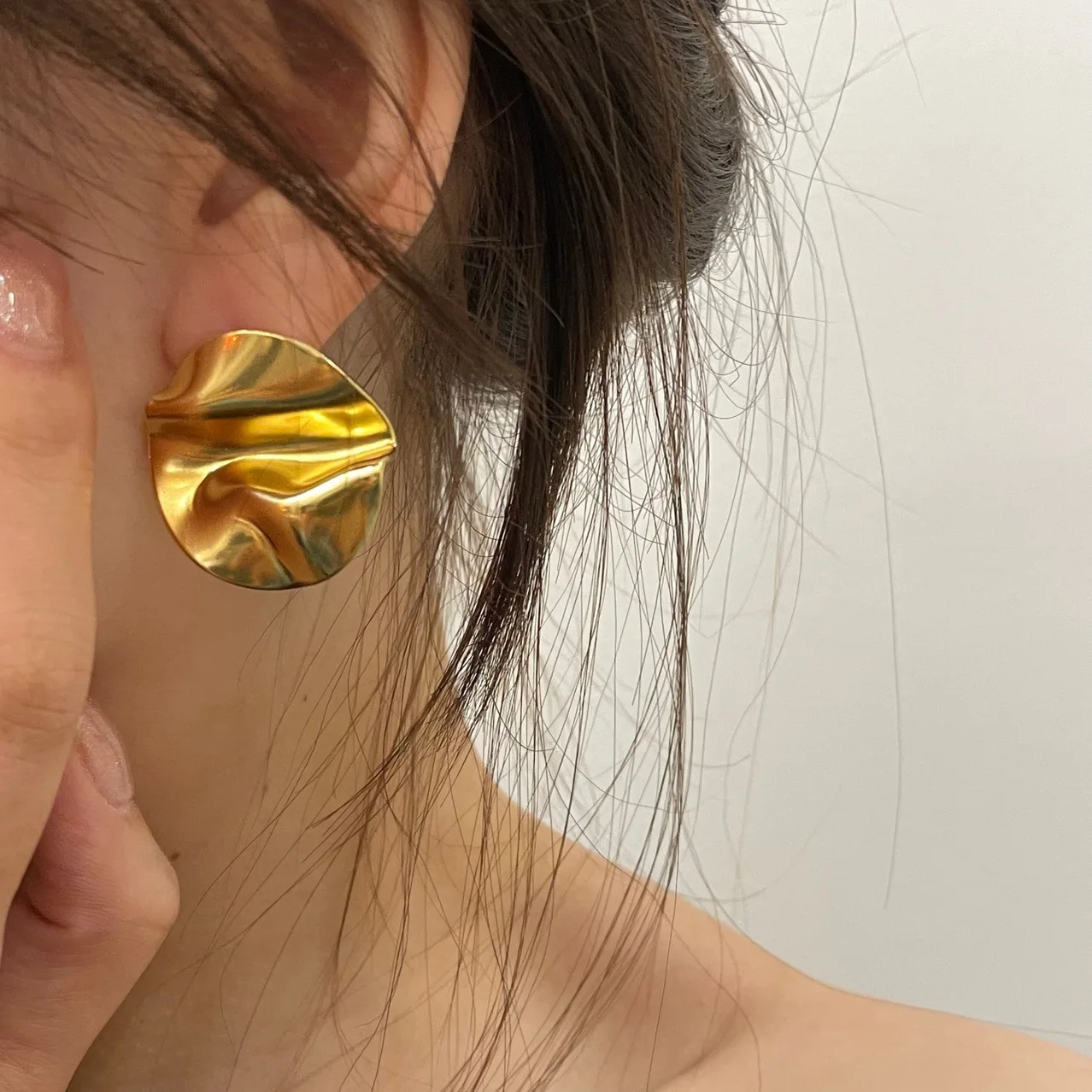 Brass With 18K Gold Retro Irregular Fold Hoop Earrings Women Jewelry Punk Party T Show Gown Runway Trendy Korean Japan INS
Brass With 18K Gold Retro Irregular Fold Hoop Earrings Women Jewelry Punk Party T Show Gown Runway Trendy Korean Japan INS