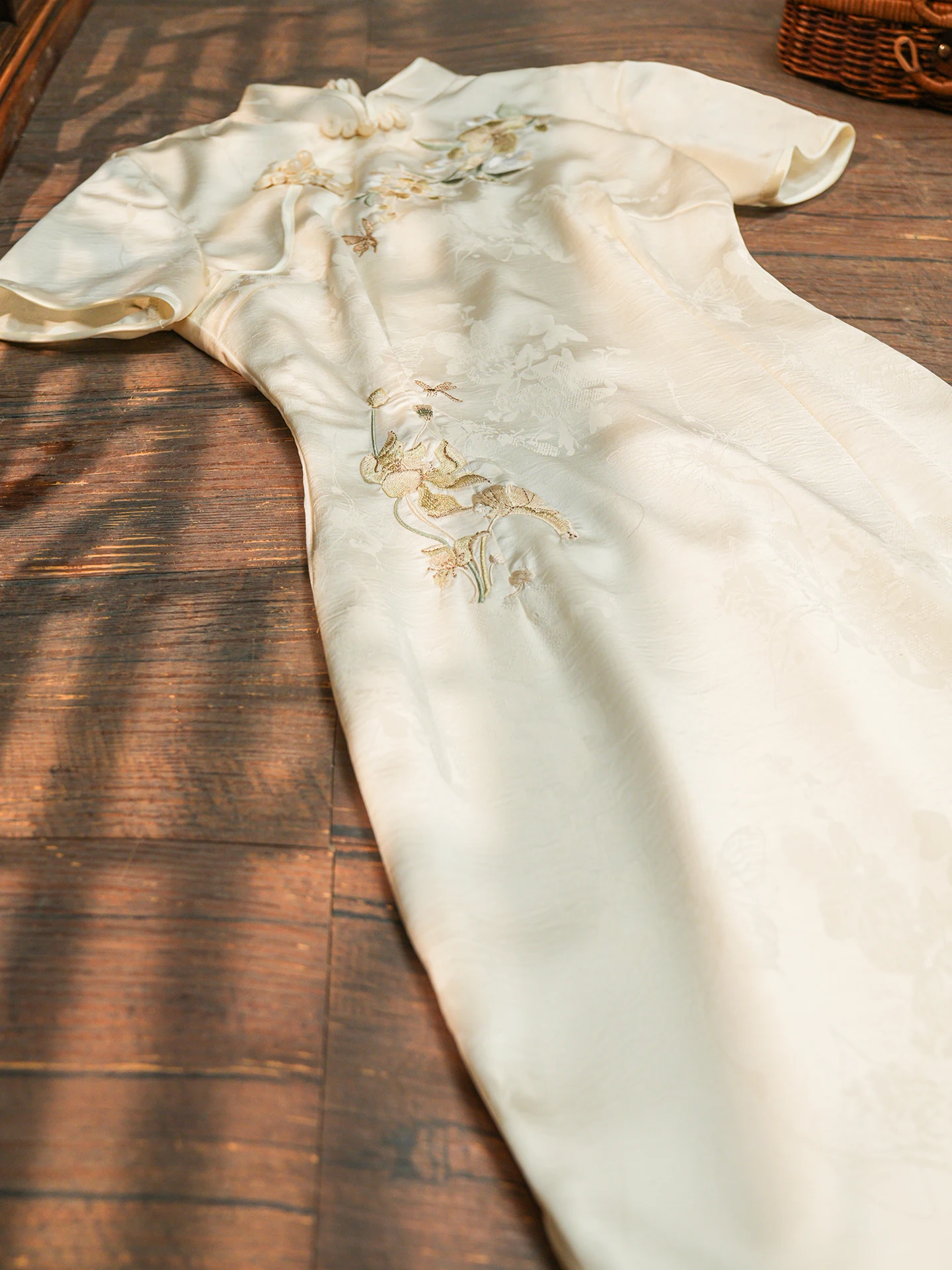 Elegant White Embroidered Slimming Chinese Style Wedding Dress Comfortable Breathable Short Sleeve Mid-Length Skirt
Elegant White Embroidered Slimming Chinese Style Wedding Dress Comfortable Breathable Short Sleeve Mid-Length Skirt