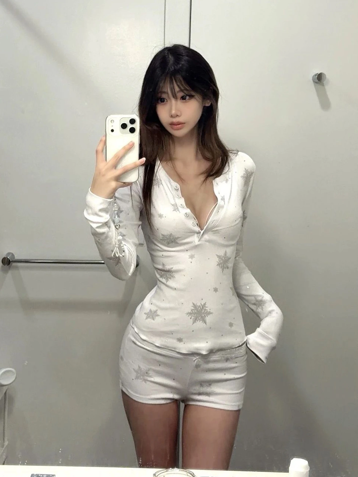 Slim Fit Long Sleeve T-Shirt Women Early Spring 2026 New Style Base Layer Shirt Inner Wear Top Korean Style Snowflake Print R...
Slim Fit Long Sleeve T-Shirt Women Early Spring 2026 New Style Base Layer Shirt Inner Wear Top Korean Style Snowflake Print R...