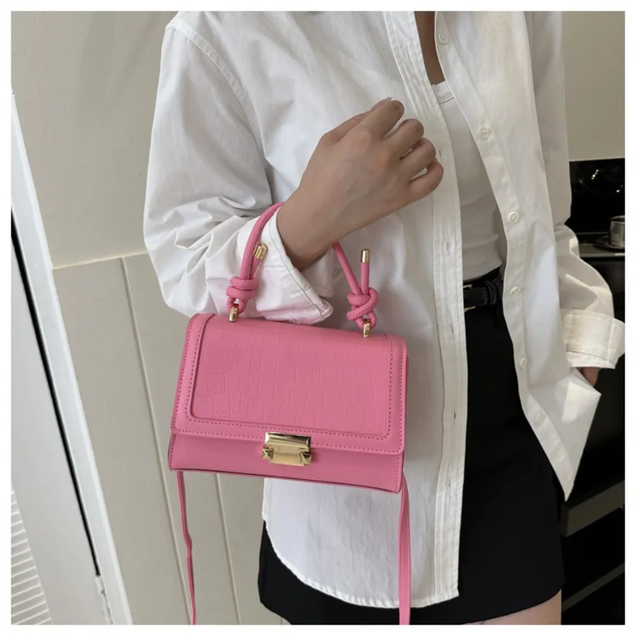 Осенняя новая модная квадратная сумка в стиле ретро. Изысканная свежая и простая сумка, женские сумки через плечо на одно плечо. 
Осенняя новая модная квадратная сумка в стиле ретро. Изысканная свежая и простая сумка, женские сумки через плечо на одно плечо.