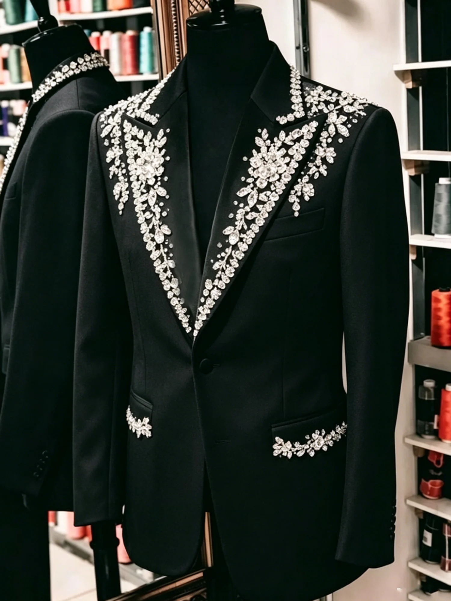 Luxury Men Suit Black Glitter Beaded Label Groom Wedding Tuxedo Customized Crystal Rhinestone Prom Blazer Pants 2 Pieces Outfits
Luxury Men Suit Black Glitter Beaded Label Groom Wedding Tuxedo Customized Crystal Rhinestone Prom Blazer Pants 2 Pieces Outfits