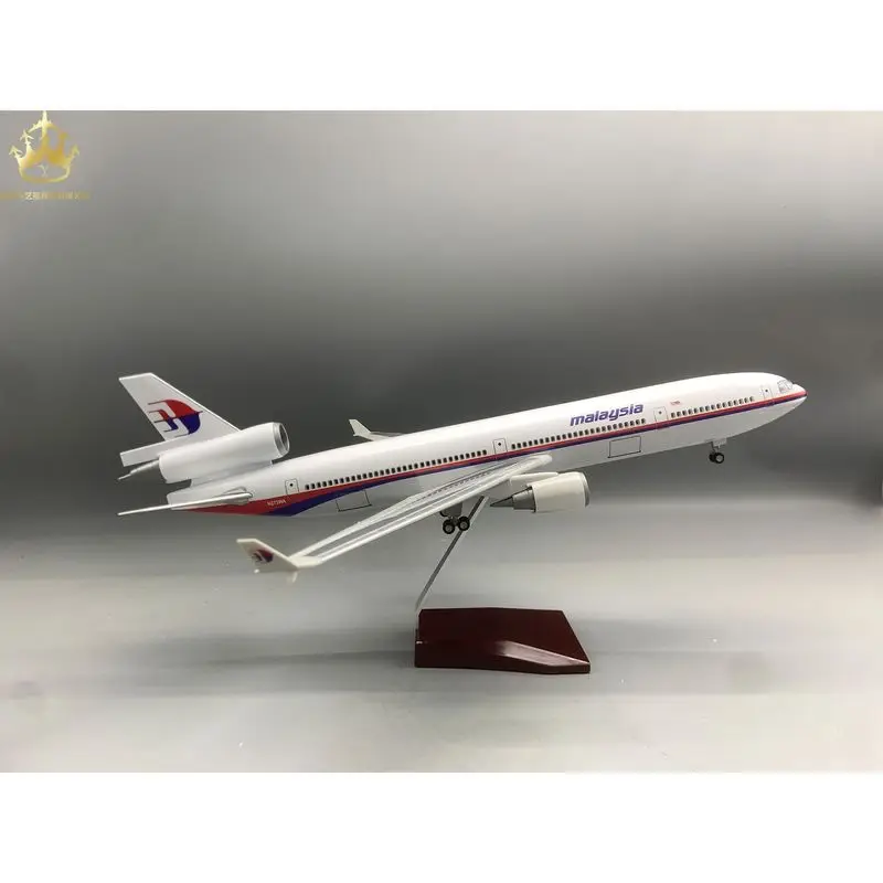 Модель самолета MD-11 Malaysia Airlines, 47 см, со светом и колесами, статическая модель-имитация, украшение.
Модель самолета MD-11 Malaysia Airlines, 47 см, со светом и колесами, статическая модель-имитация, украшение.