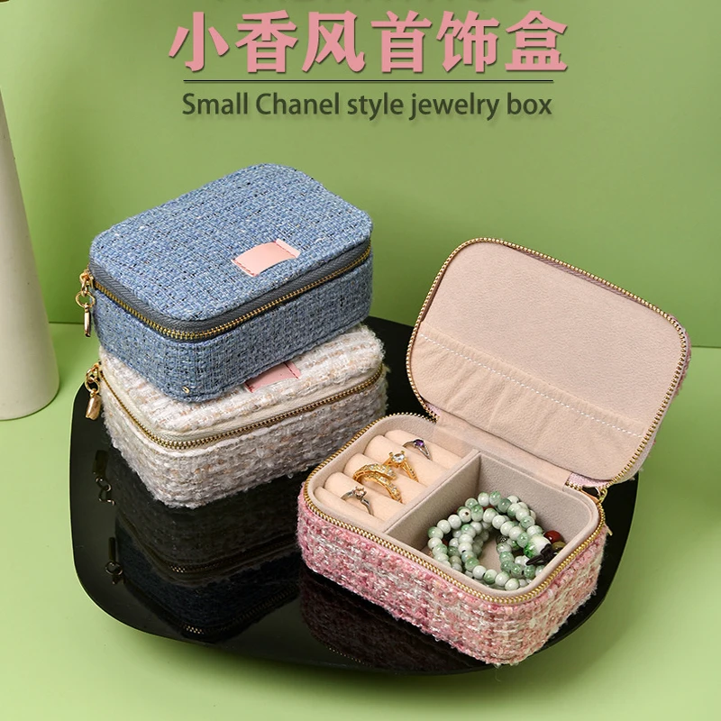 Новая модная портативная шкатулка для украшений с защитой от окисления, дорожный футляр для колец, кулонов, браслетов, тканевая, синяя, розовая, бежевая.
Новая модная портативная шкатулка для украшений с защитой от окисления, дорожный футляр для колец, кулонов, браслетов, тканевая, синяя, розовая, бежевая.