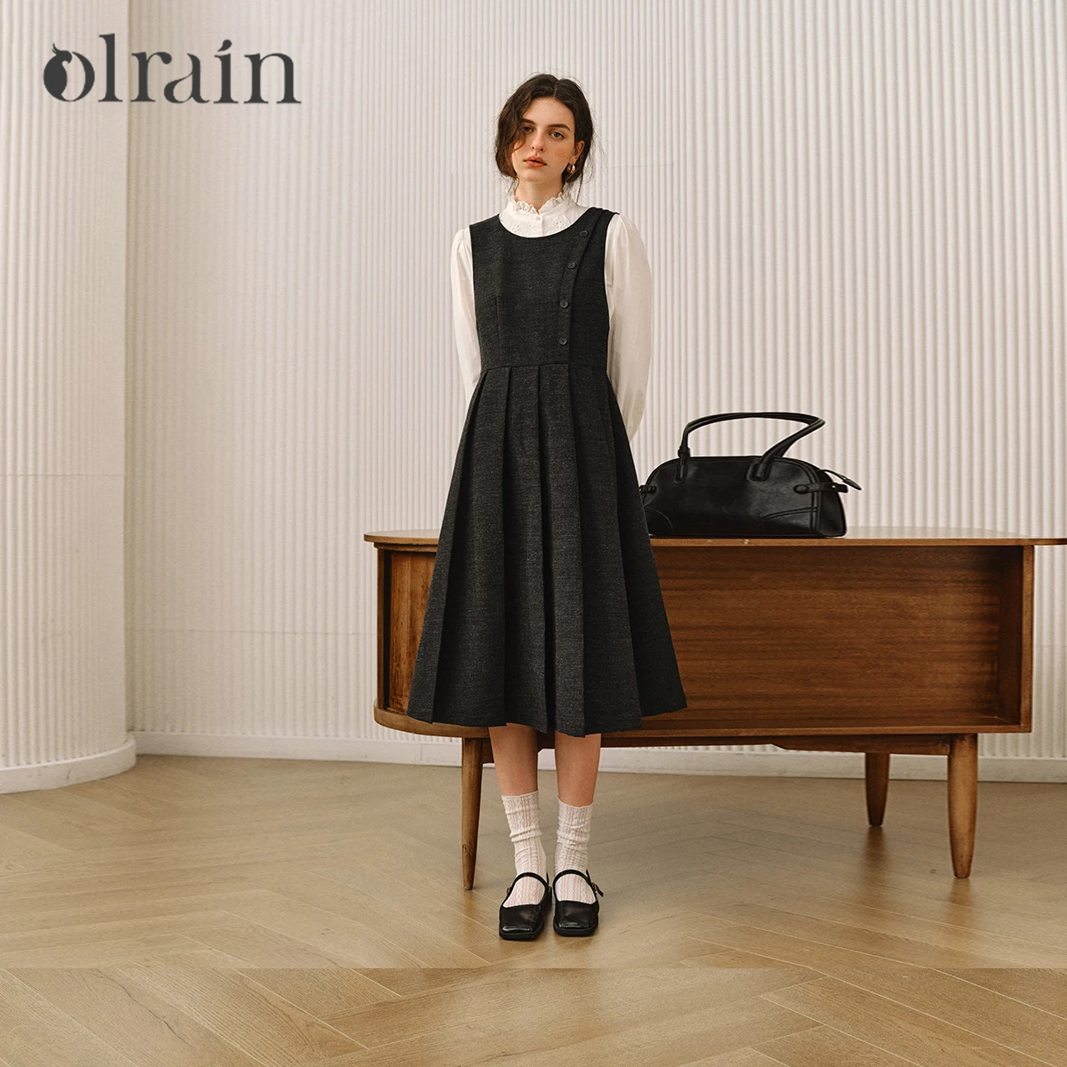OLrain Women 2026 New Sleeveless Midi Dress Back Hollow Design High Waist Pleated A-line Minimalist Commute Dress O57QL001139
OLrain Women 2026 New Sleeveless Midi Dress Back Hollow Design High Waist Pleated A-line Minimalist Commute Dress O57QL001139