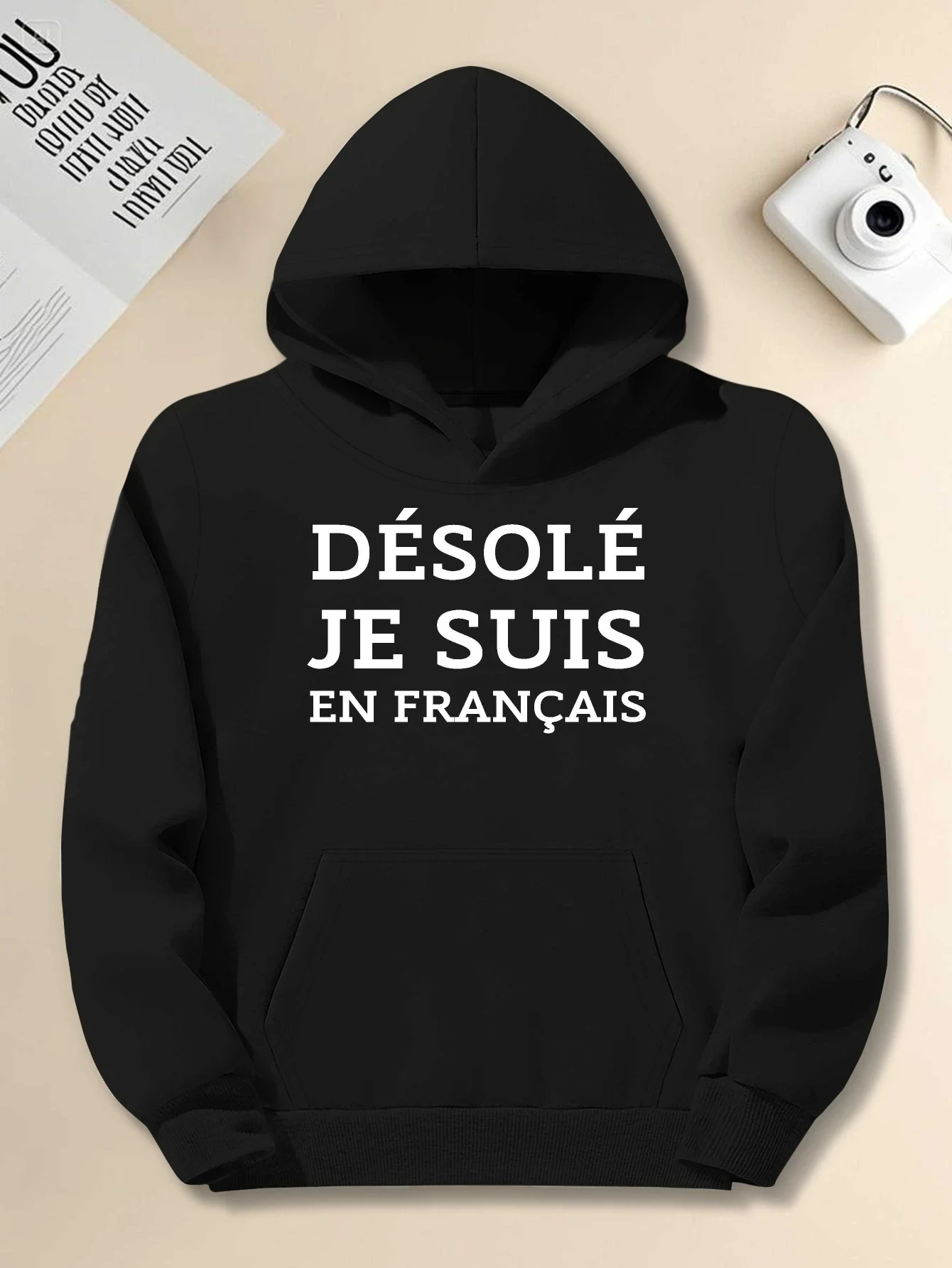 Повседневный свитер с капюшоном с надписью «Sorry I'm in French» вдоль с геометрическими узорами — свободный серый пуловер.
Повседневный свитер с капюшоном с надписью «Sorry I'm in French» вдоль с геометрическими узорами — свободный серый пуловер.