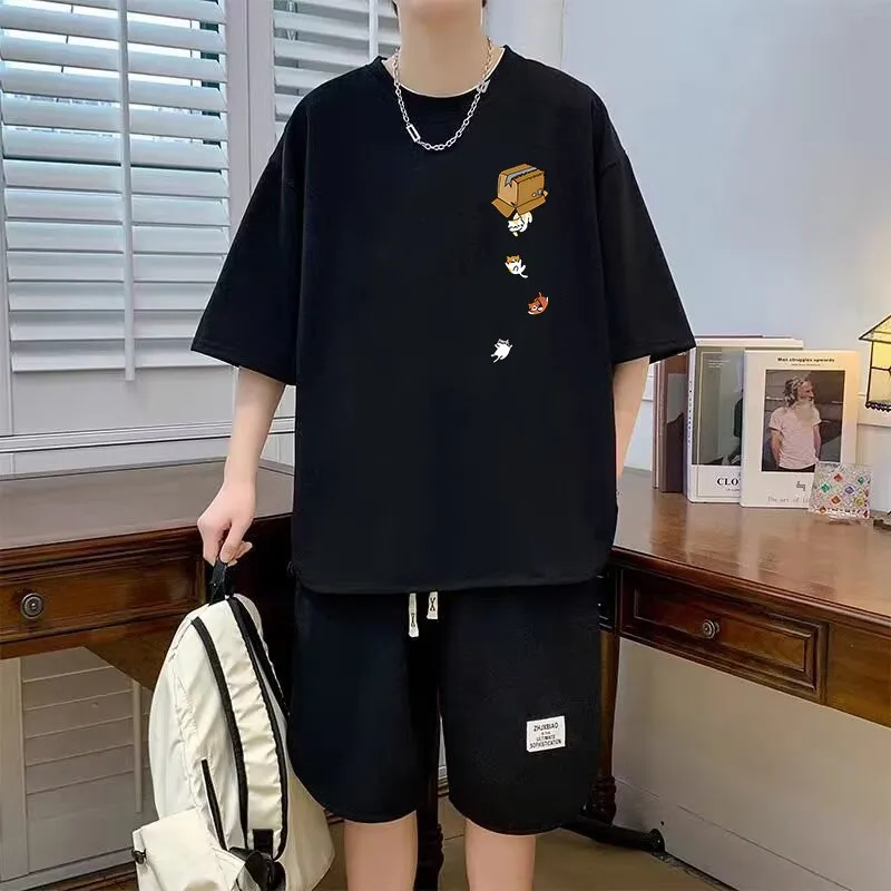 Летний повседневный спортивный комплект для мужчин: модный брендовый костюм с креативным принтом, свободные шорты и футболка из полиэстера с коротким рукавом
Летний повседневный спортивный комплект для мужчин: модный брендовый костюм с креативным принтом, свободные шорты и футболка из полиэстера с коротким рукавом