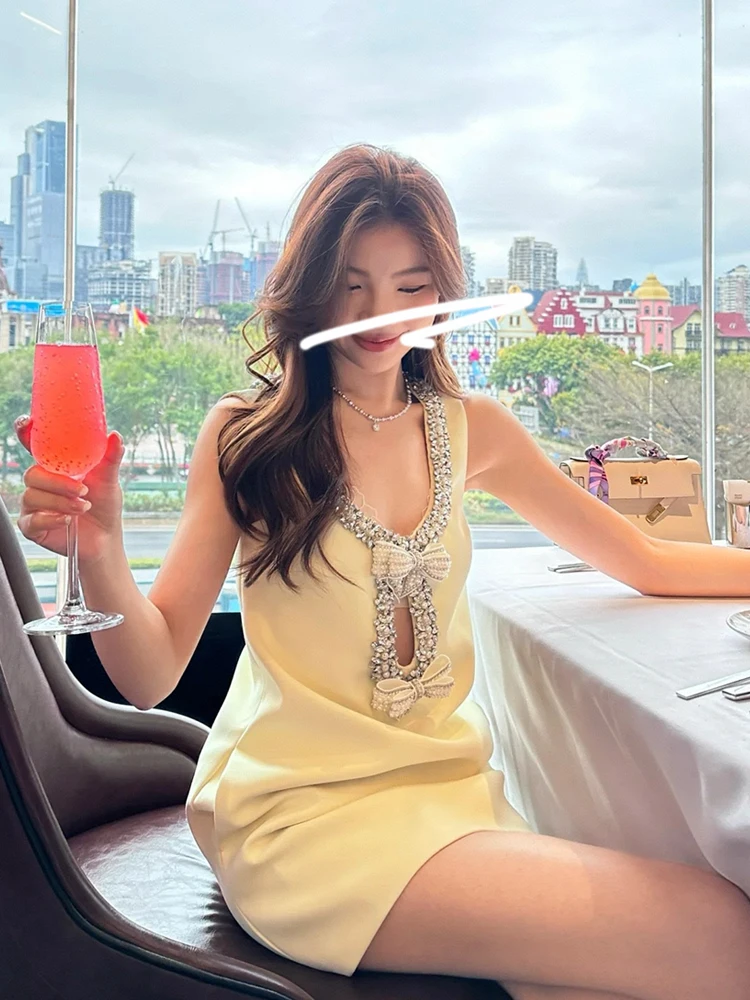 Women V-neck Sleeveless Luxury Bow Diamond Hollow Out Tank Dress Summer High Waist Zipper Solid A-line Elegant Dress
Women V-neck Sleeveless Luxury Bow Diamond Hollow Out Tank Dress Summer High Waist Zipper Solid A-line Elegant Dress