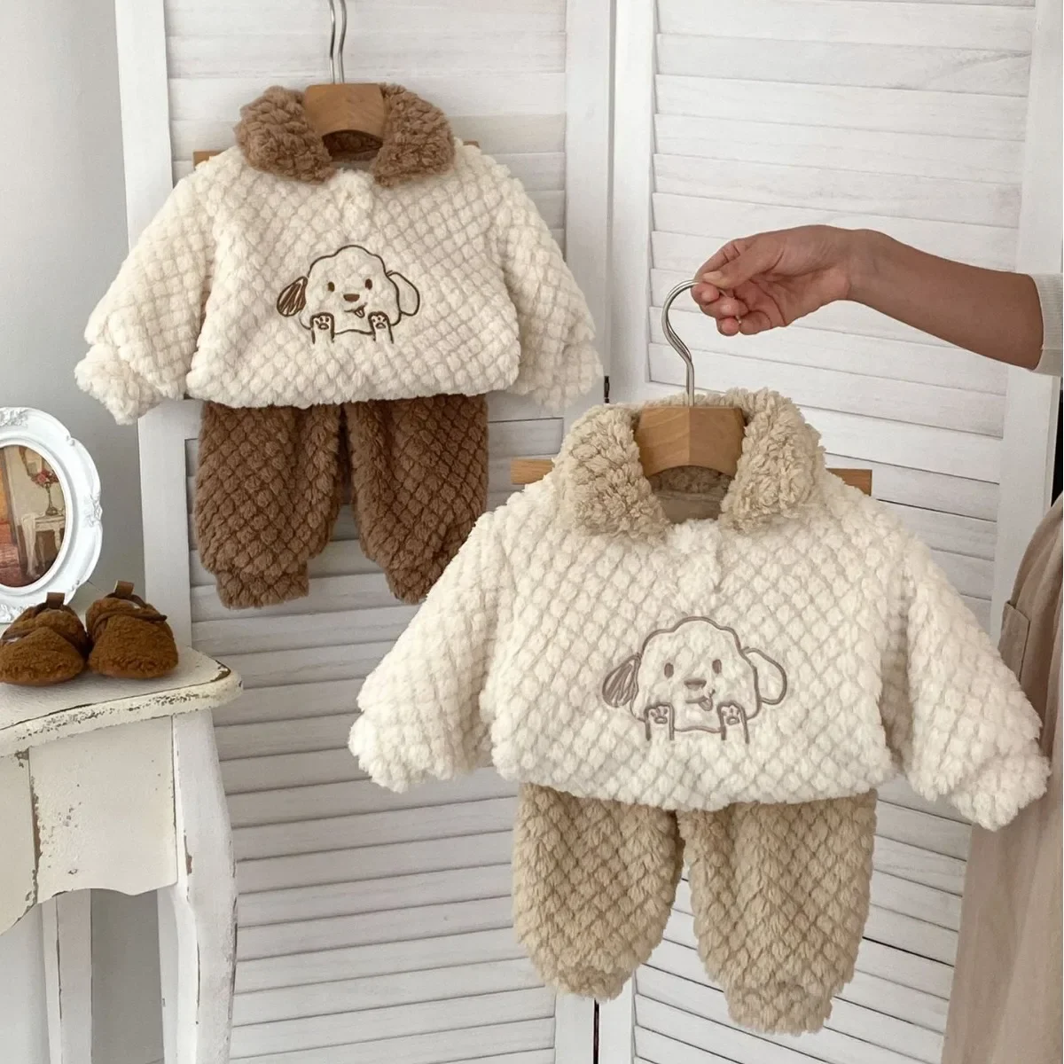 Winter Infant and Child Plush Set Embroidered Head Long Sleeve Pants Baby Thickened Warm Two Piece Set
Winter Infant and Child Plush Set Embroidered Head Long Sleeve Pants Baby Thickened Warm Two Piece Set