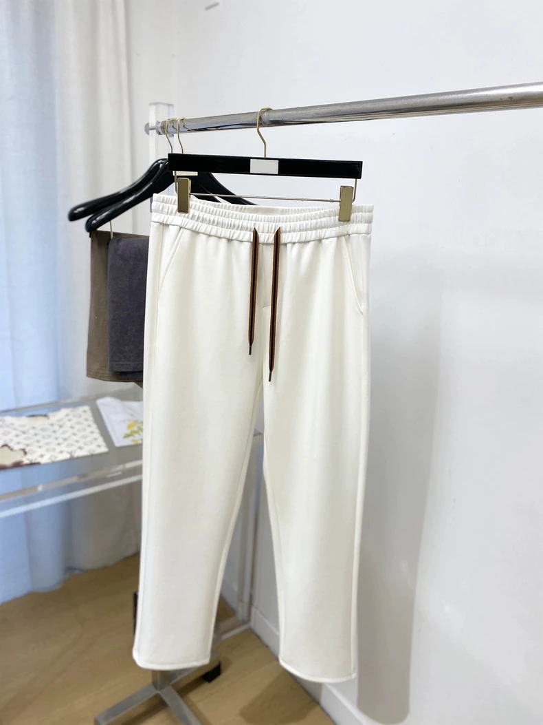 Мужские летние повседневные брюки в итальянском стиле, из чистого хлопка, удобные, однотонные, с эмблемой, модные, деловые, прямые джинсы
Мужские летние повседневные брюки в итальянском стиле, из чистого хлопка, удобные, однотонные, с эмблемой, модные, деловые, прямые джинсы