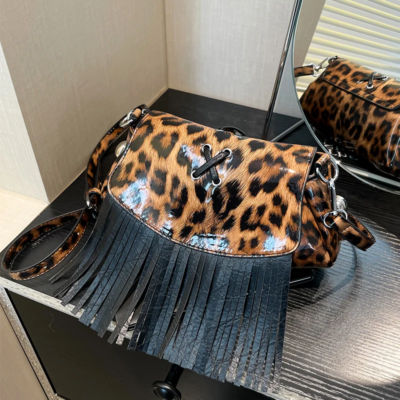 Fashion Hobo Bag Leopard Printing Patent Leather Crossbody Bag For Women Chic Tassel Shoulder Handbag Small Phone Purse Flap Bag
Fashion Hobo Bag Leopard Printing Patent Leather Crossbody Bag For Women Chic Tassel Shoulder Handbag Small Phone Purse Flap Bag