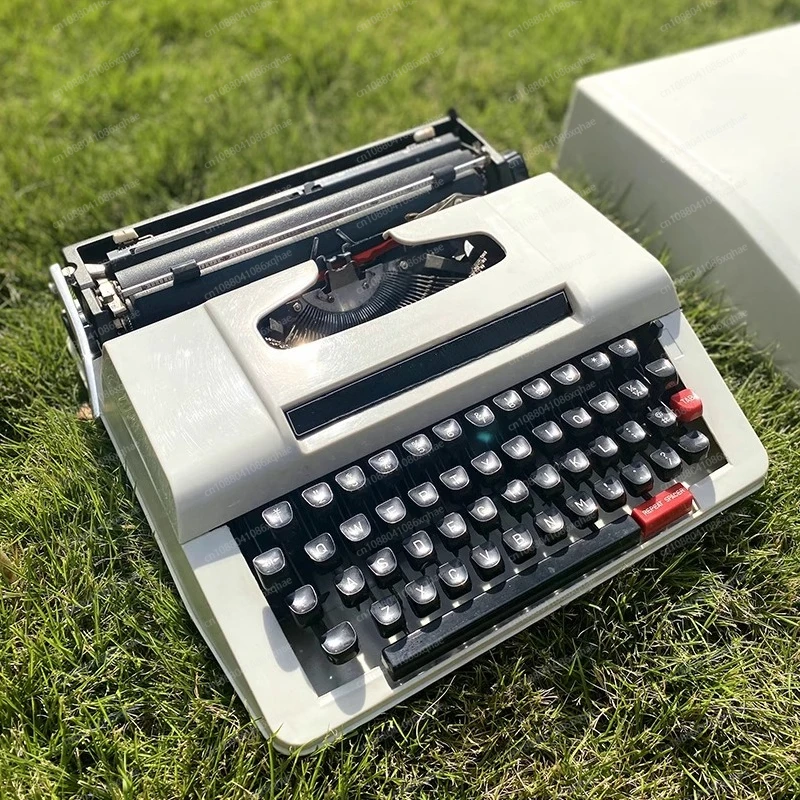 Винтажная английская механическая пишущая машинка - коллекционная машина в стиле ретро, классический инструмент для пожилого и школьного набора для подарка и украшения
Винтажная английская механическая пишущая машинка - коллекционная машина в стиле ретро, классический инструмент для пожилого и школьного набора для подарка и украшения