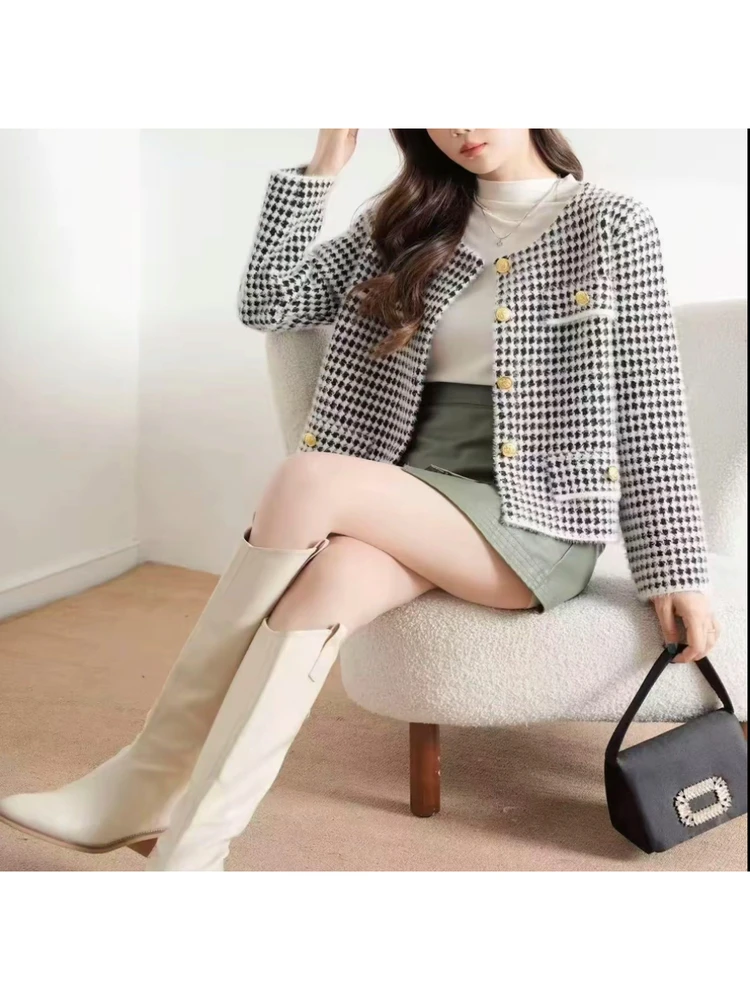 2026 Autumn New Name Lady Long Sleeve Short Coat round Neck Quinquebird Pattern Women's Knittedwear Commute Style Button up
2026 Autumn New Name Lady Long Sleeve Short Coat round Neck Quinquebird Pattern Women's Knittedwear Commute Style Button up