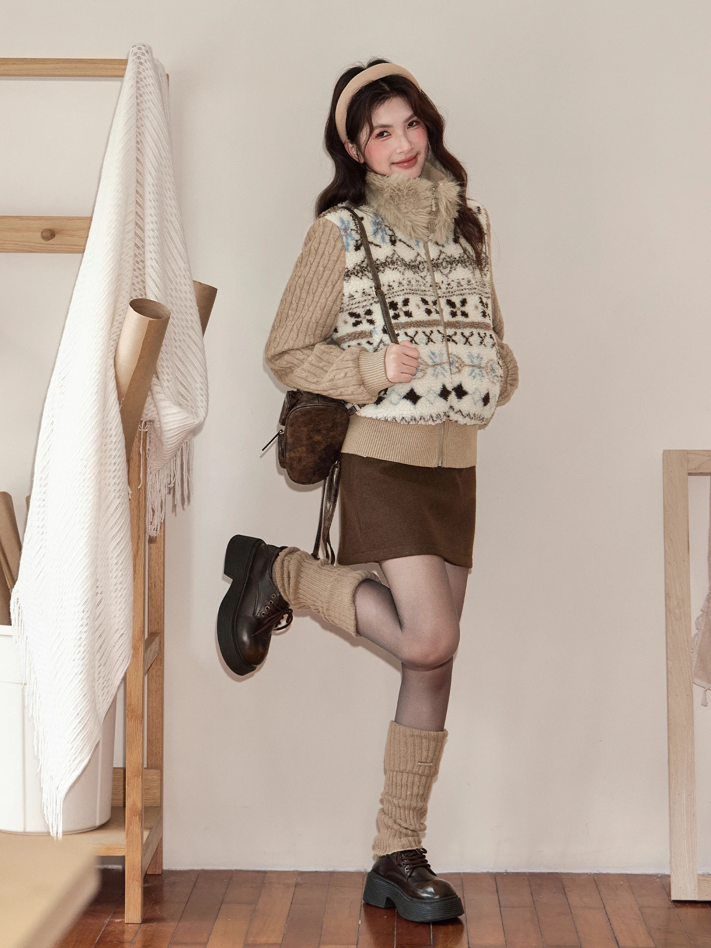 Белая женская зимняя куртка из хлопка с ворсом под овчину, вязаная в стиле Fair Isle, с пэчворком, оригинальный корейский дизайн Little Fi
Белая женская зимняя куртка из хлопка с ворсом под овчину, вязаная в стиле Fair Isle, с пэчворком, оригинальный корейский дизайн Little Fi