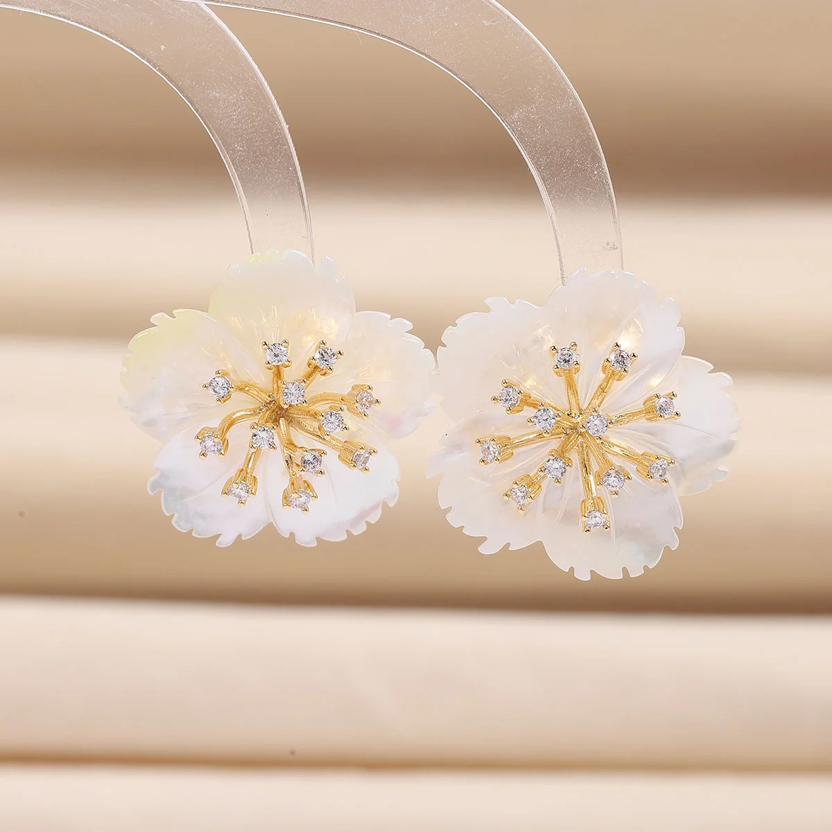 925 Silver Needle Shell Flower Stud Earrings, Gold-Tone Statement Jewelry for Women Party Daily Wear
925 Silver Needle Shell Flower Stud Earrings, Gold-Tone Statement Jewelry for Women Party Daily Wear