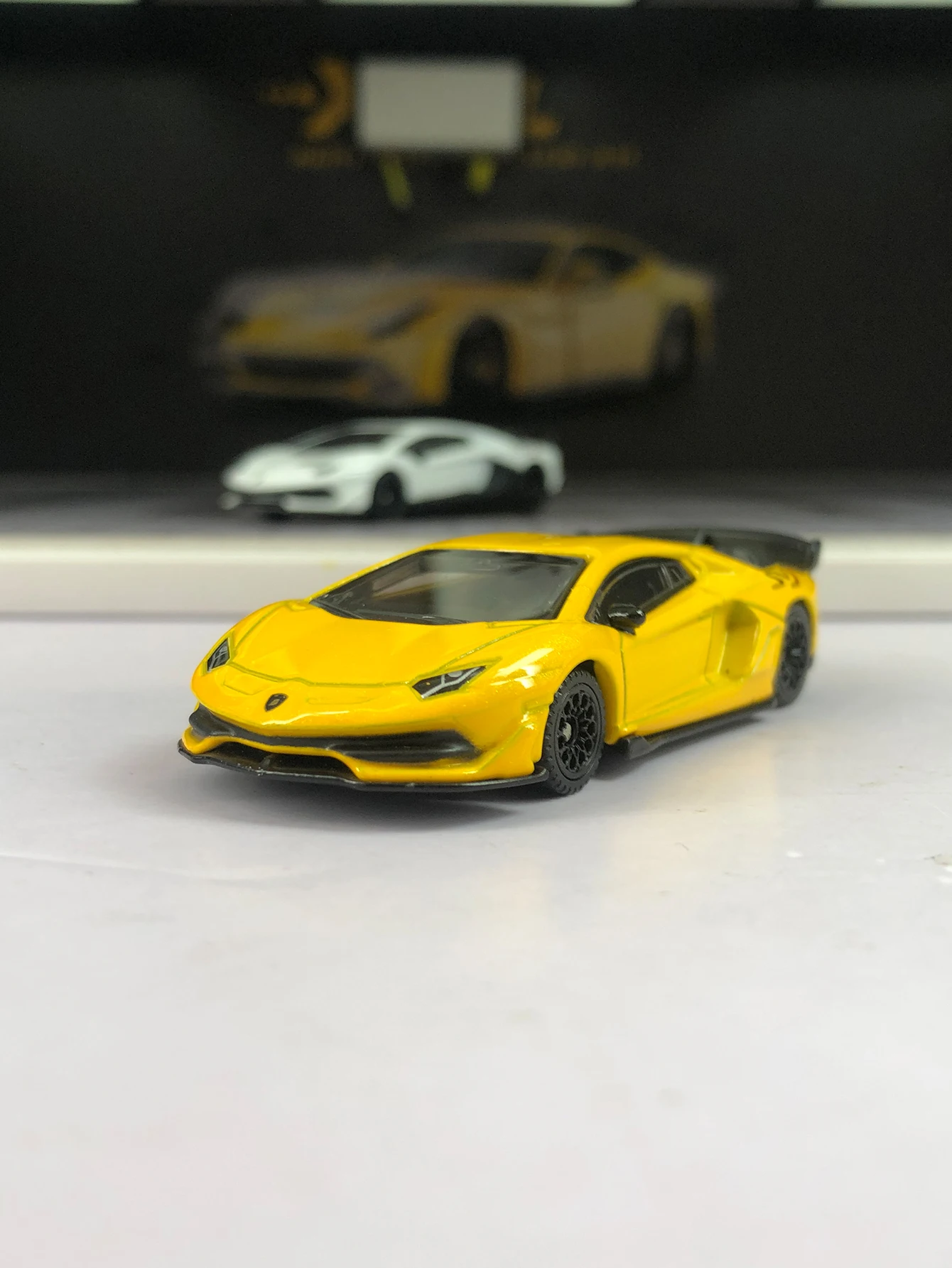 Модель автомобиля Lamborghini Aventador SVJ63 из цинкового сплава, масштаб 1:64, статическая модель, металлический коллекционный подарок.
Модель автомобиля Lamborghini Aventador SVJ63 из цинкового сплава, масштаб 1:64, статическая модель, металлический коллекционный подарок.