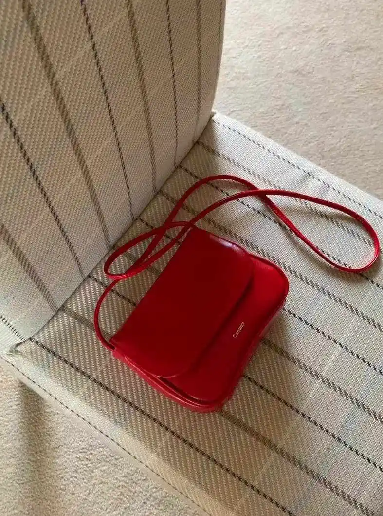 Женские мини-красные сумки через плечо, корейская повседневная модная сумка из лакированной кожи, универсальная однотонная сумка на плечо из искусственной кожи для девочек
Женские мини-красные сумки через плечо, корейская повседневная модная сумка из лакированной кожи, универсальная однотонная сумка на плечо из искусственной кожи для девочек